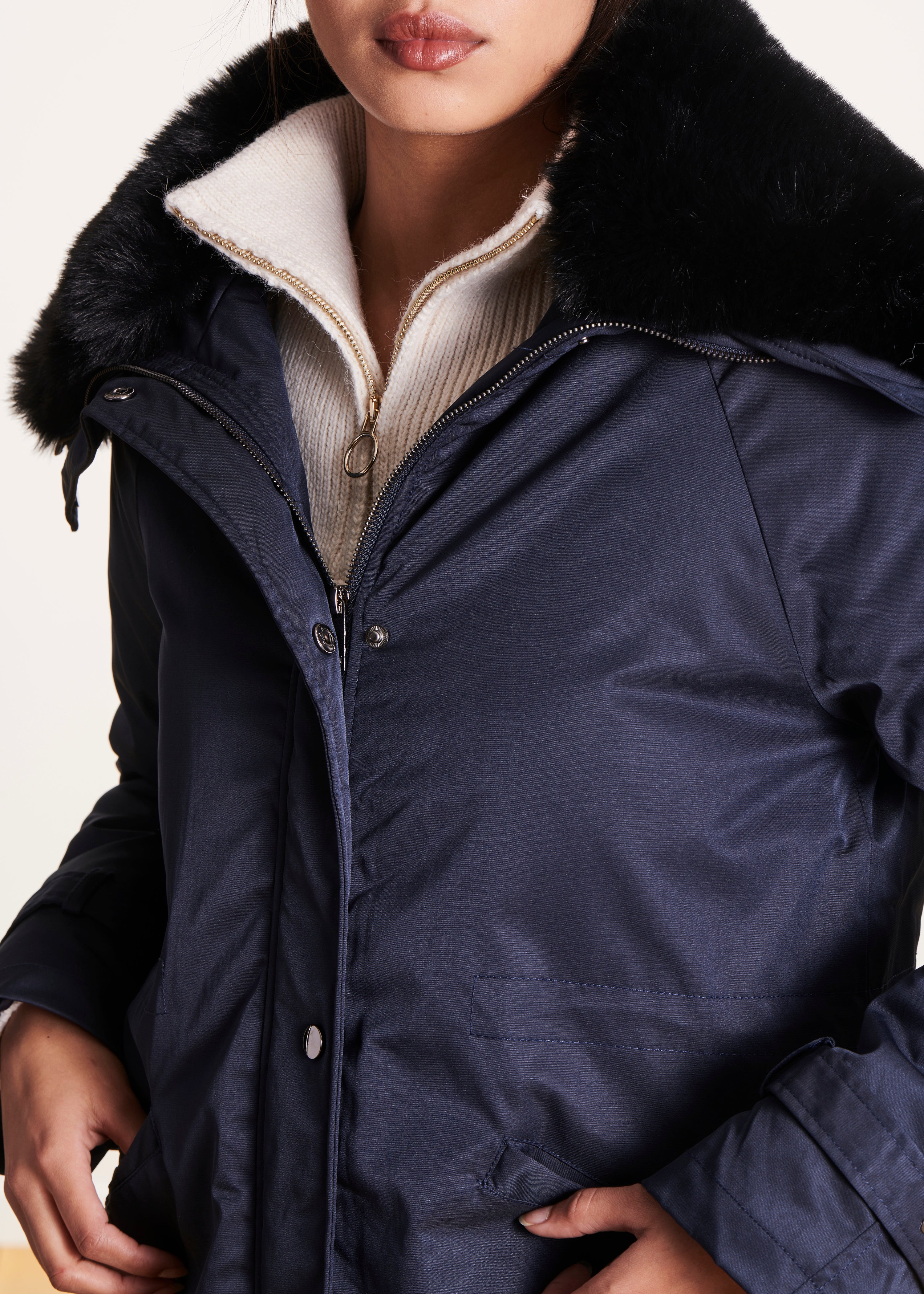 Mittellanger marineblauer Parka