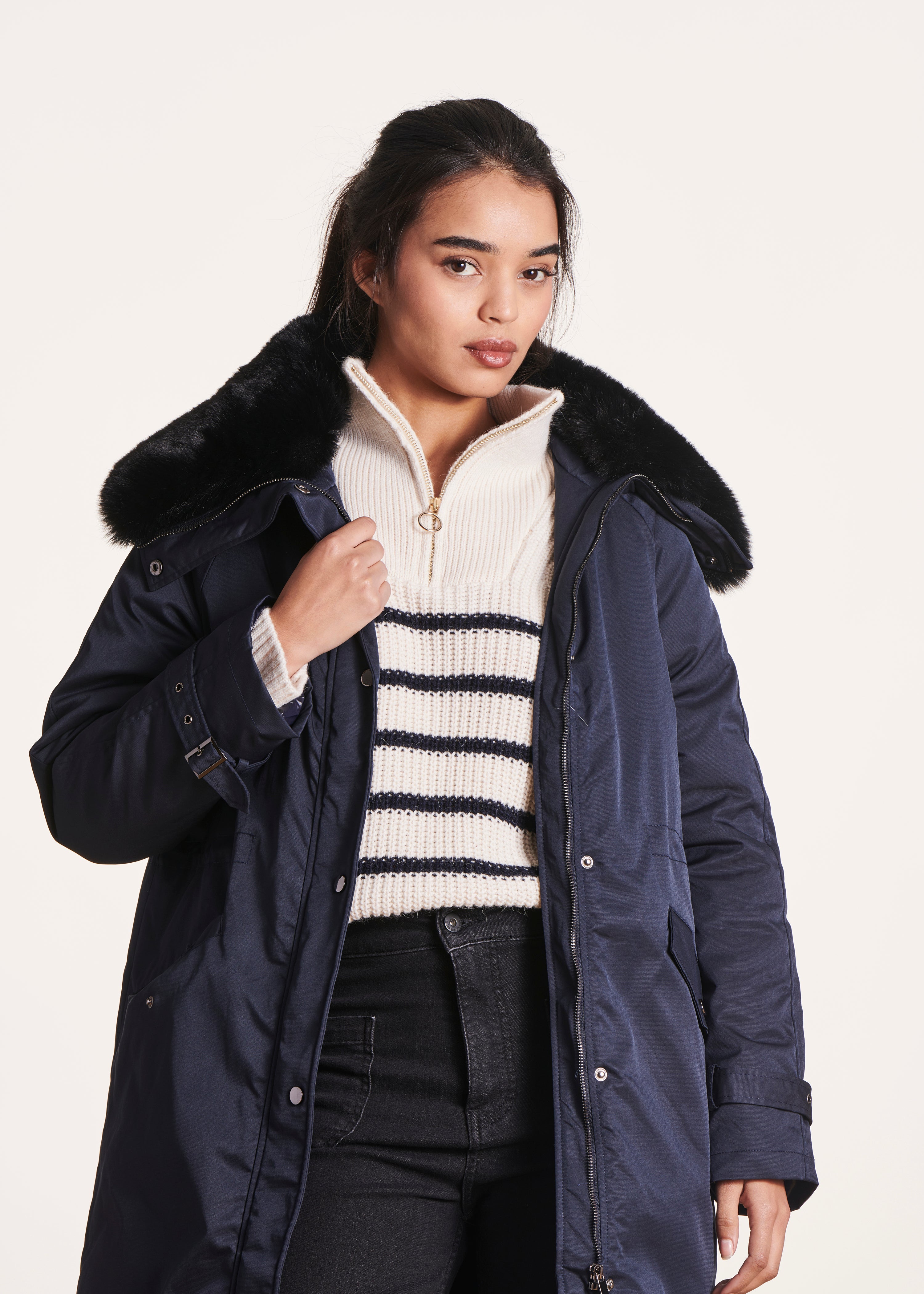 Mittellanger marineblauer Parka