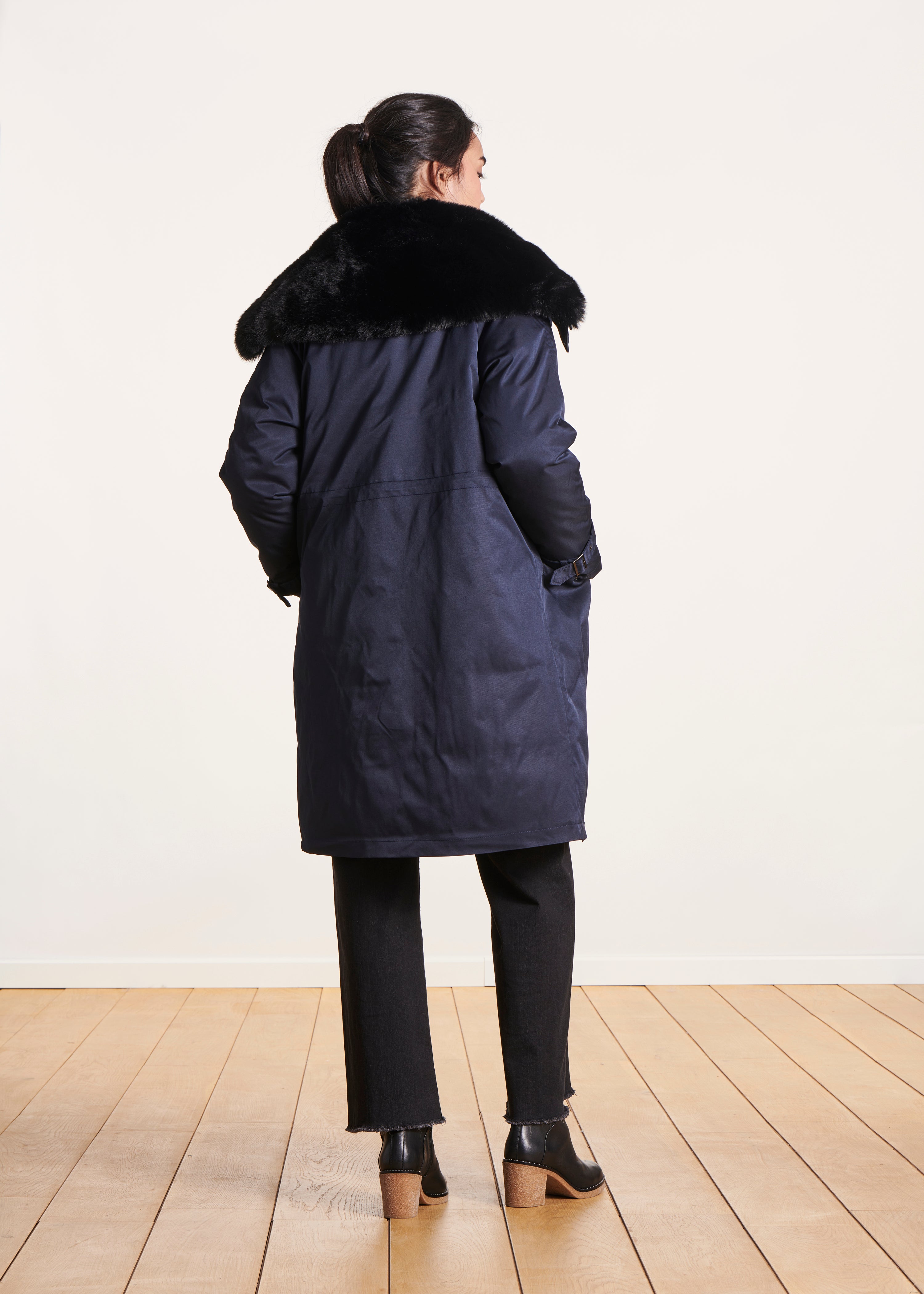 Mittellanger marineblauer Parka