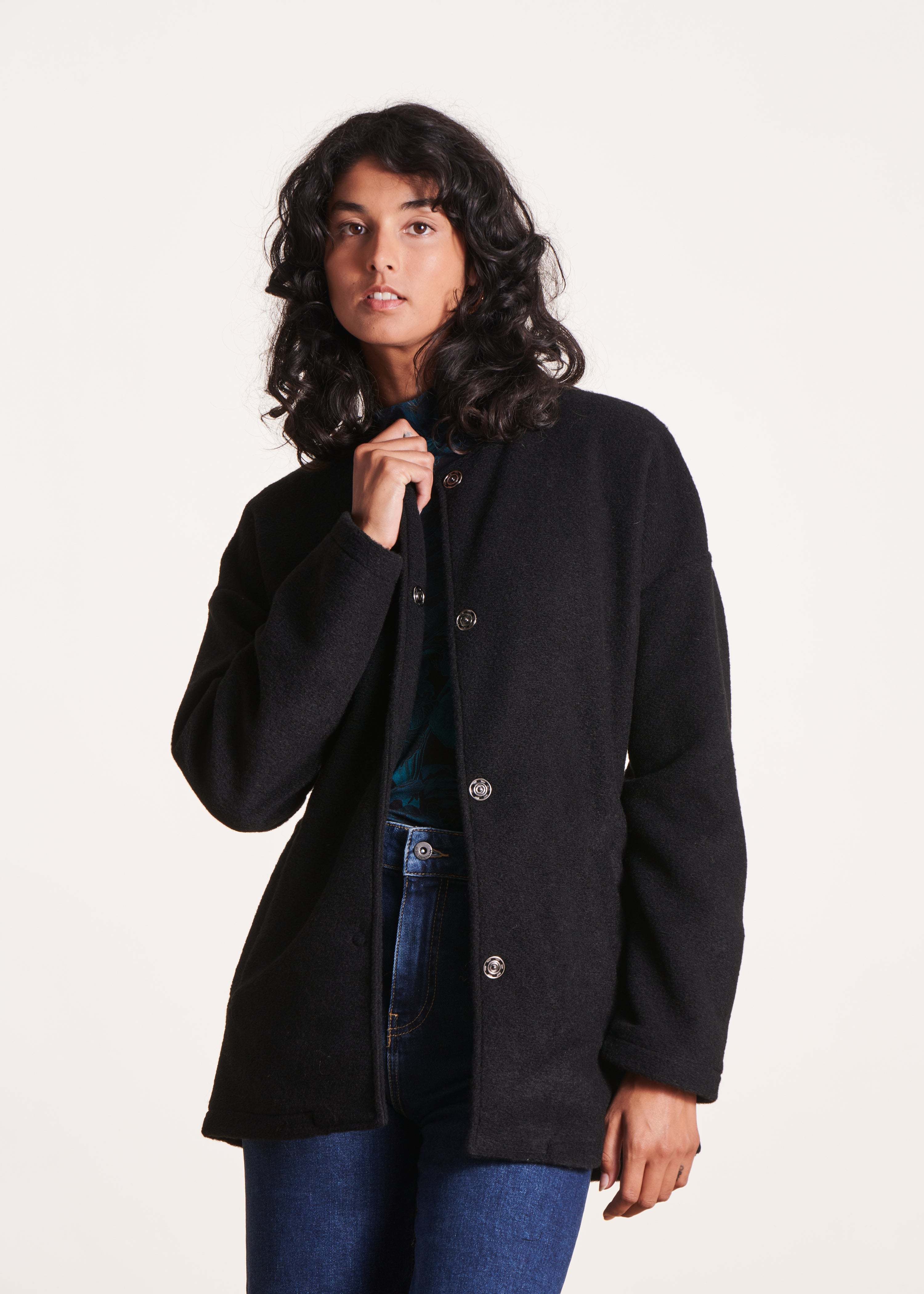 Manteau court noir ceinturé en laine