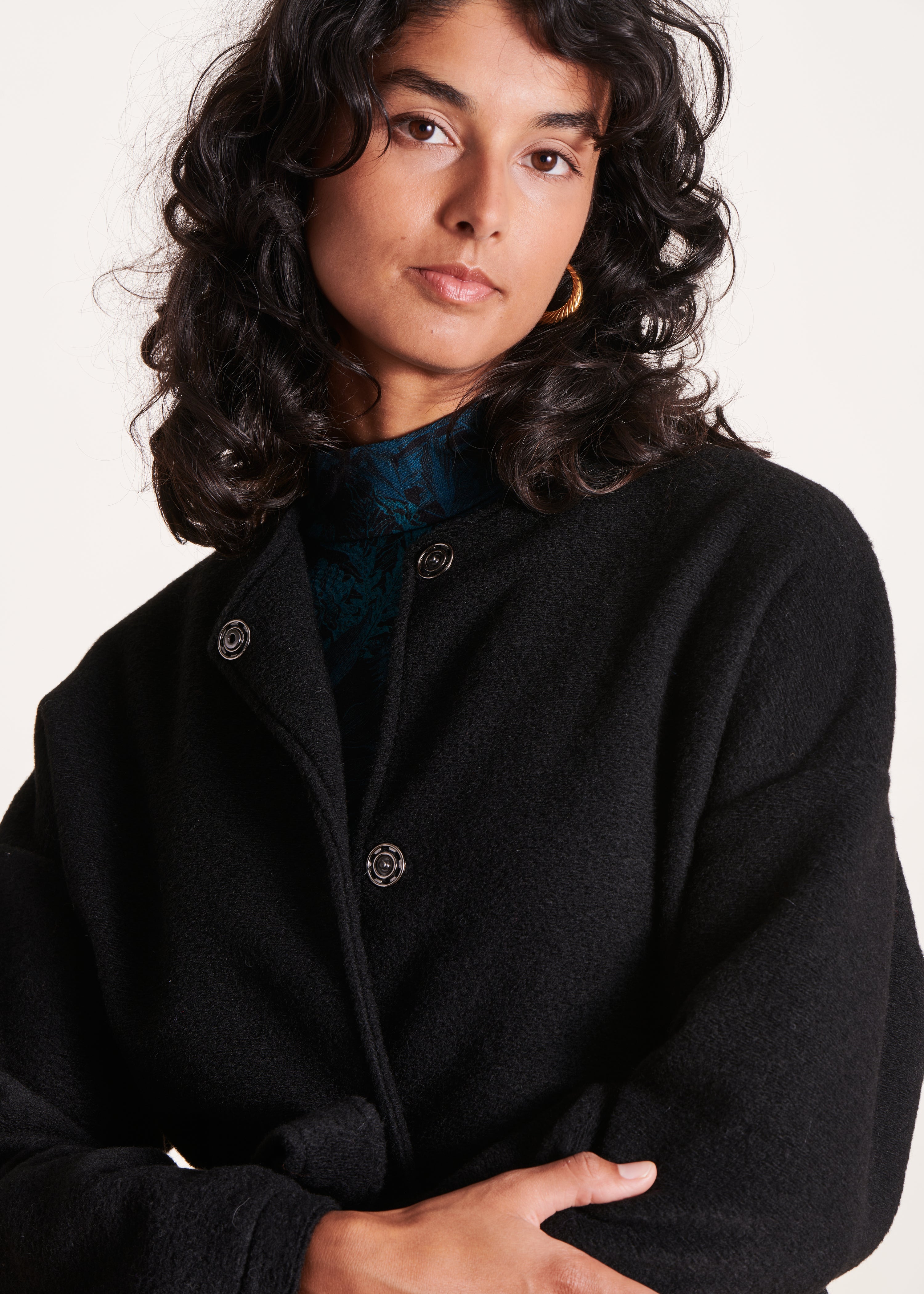 Manteau court noir ceinturé en laine