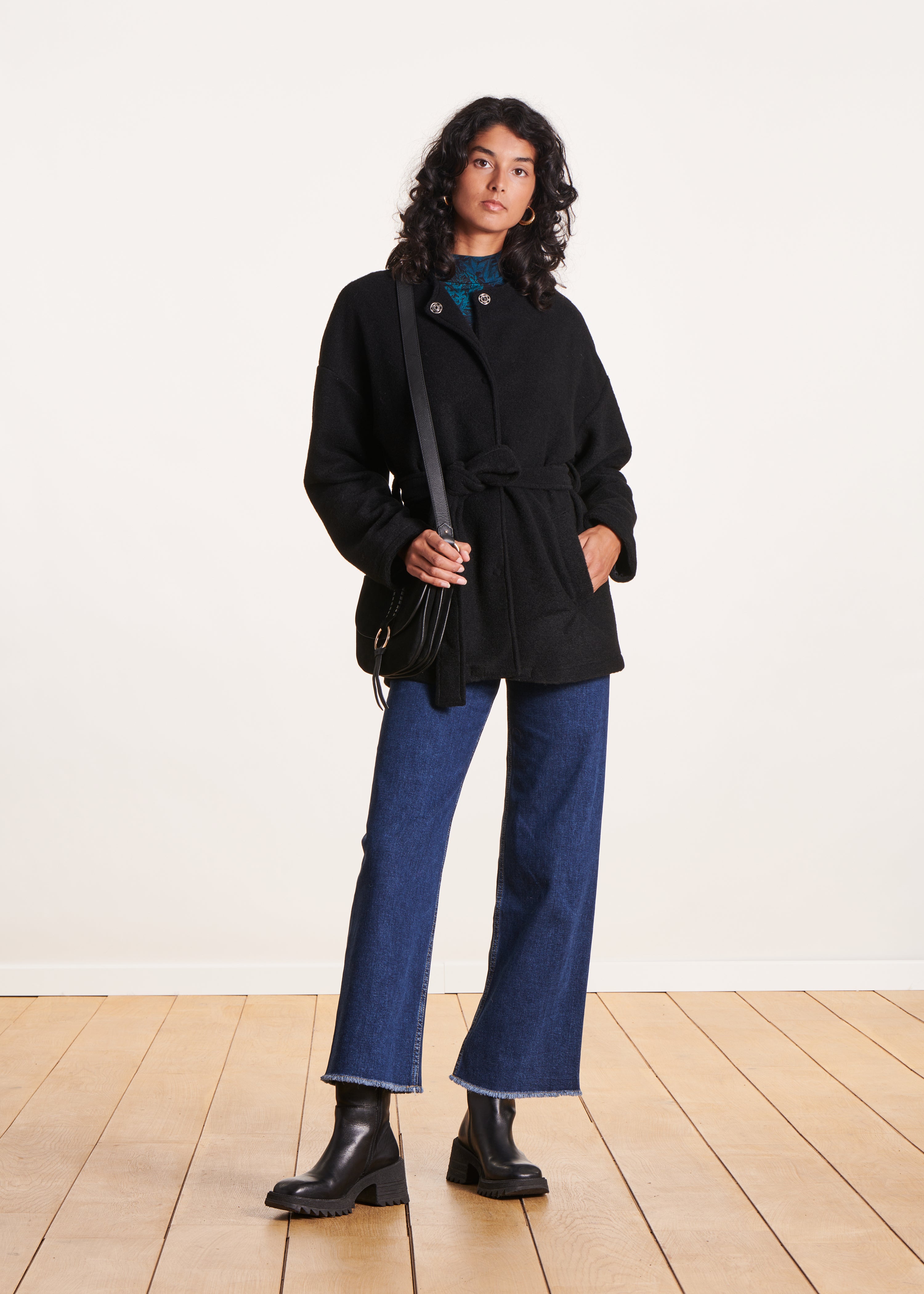 Manteau court noir ceinturé en laine