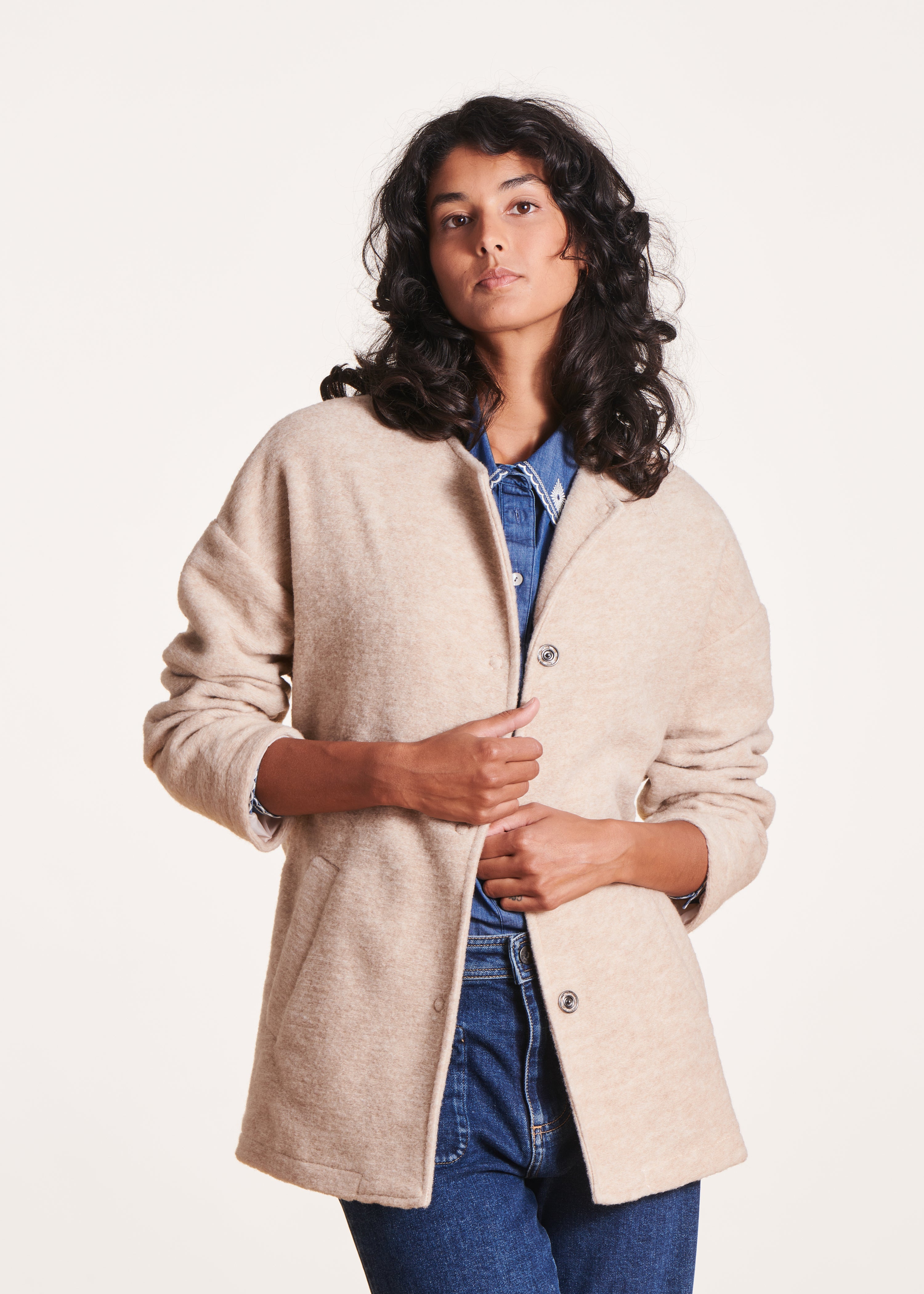 Manteau court écru ceinturé en laine