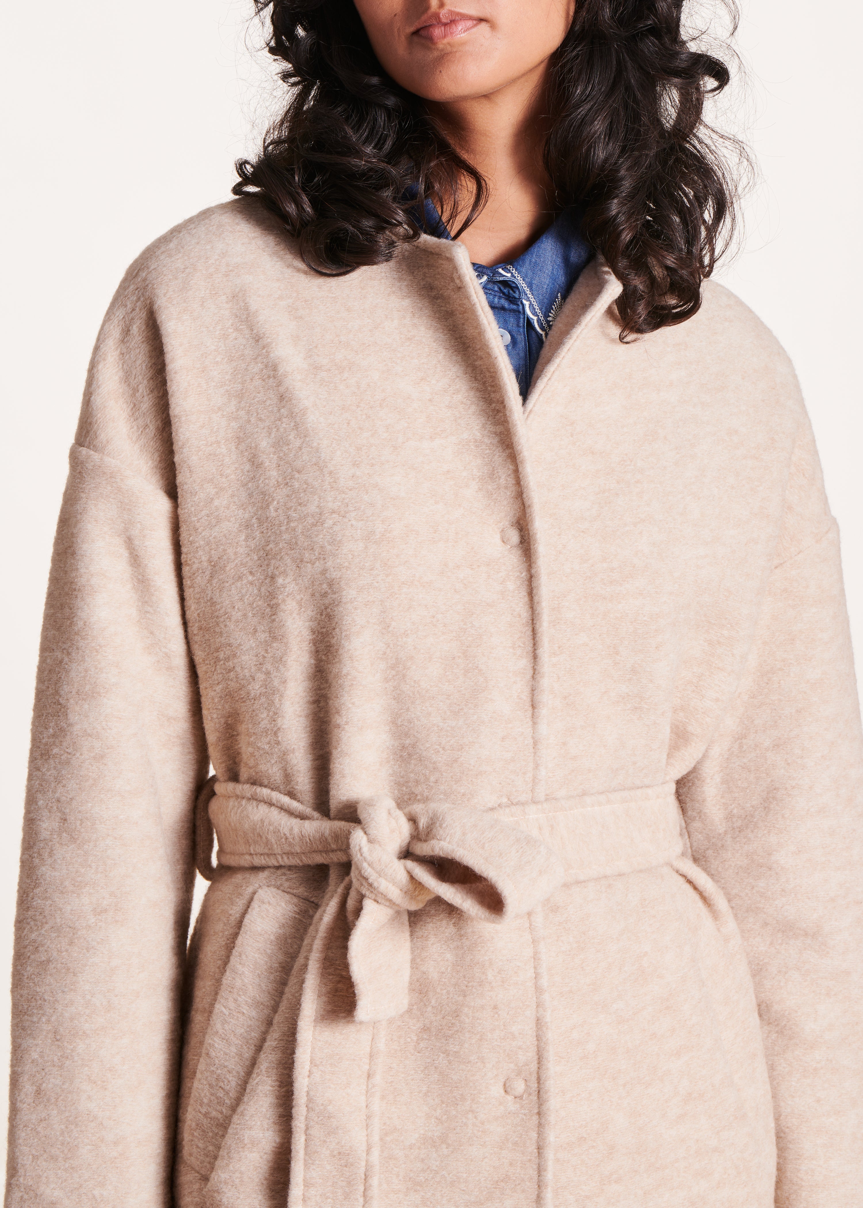 Manteau court écru ceinturé en laine