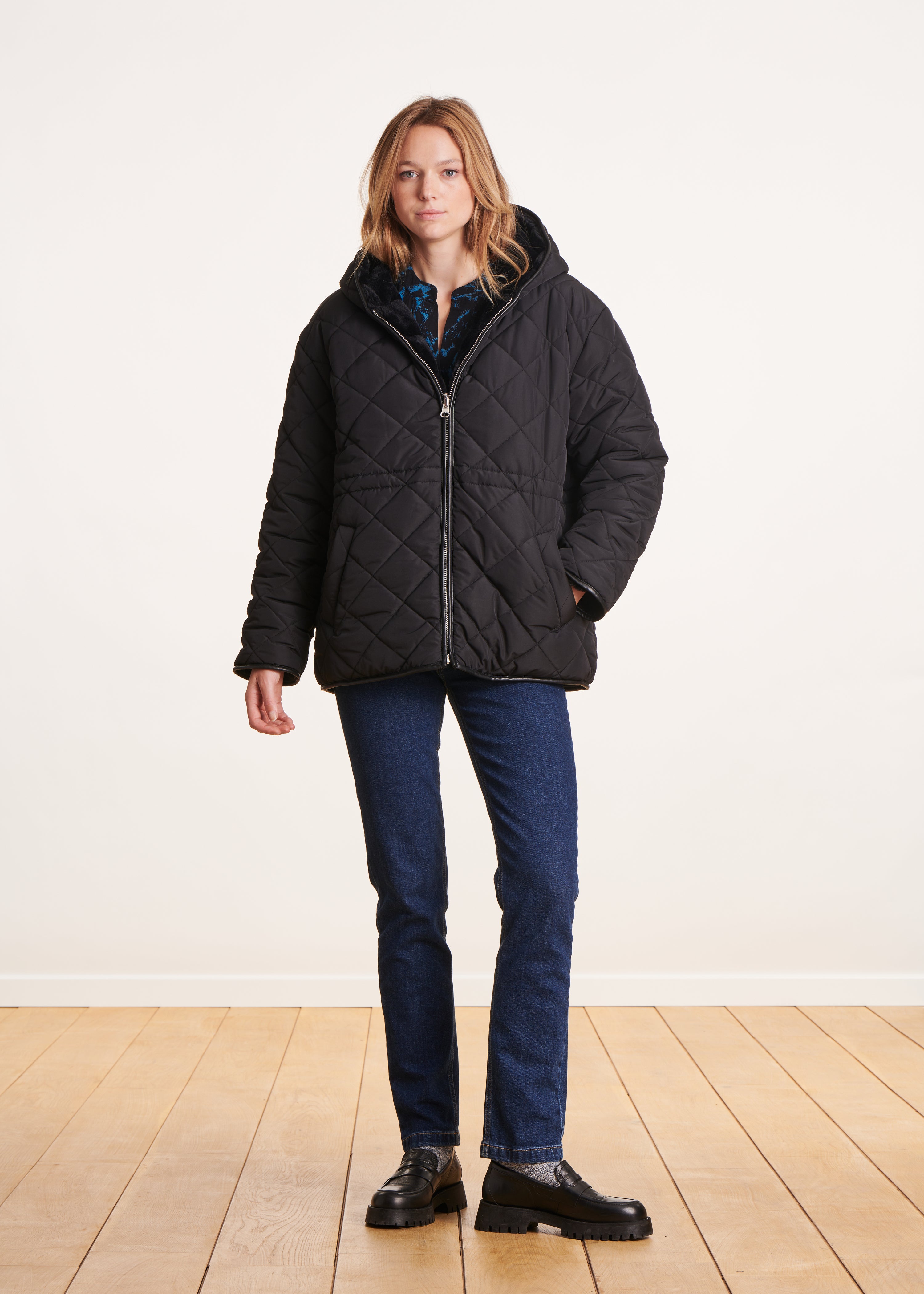 Kurze schwarze Oversize-Daunenjacke mit Kapuze und Reversibilität