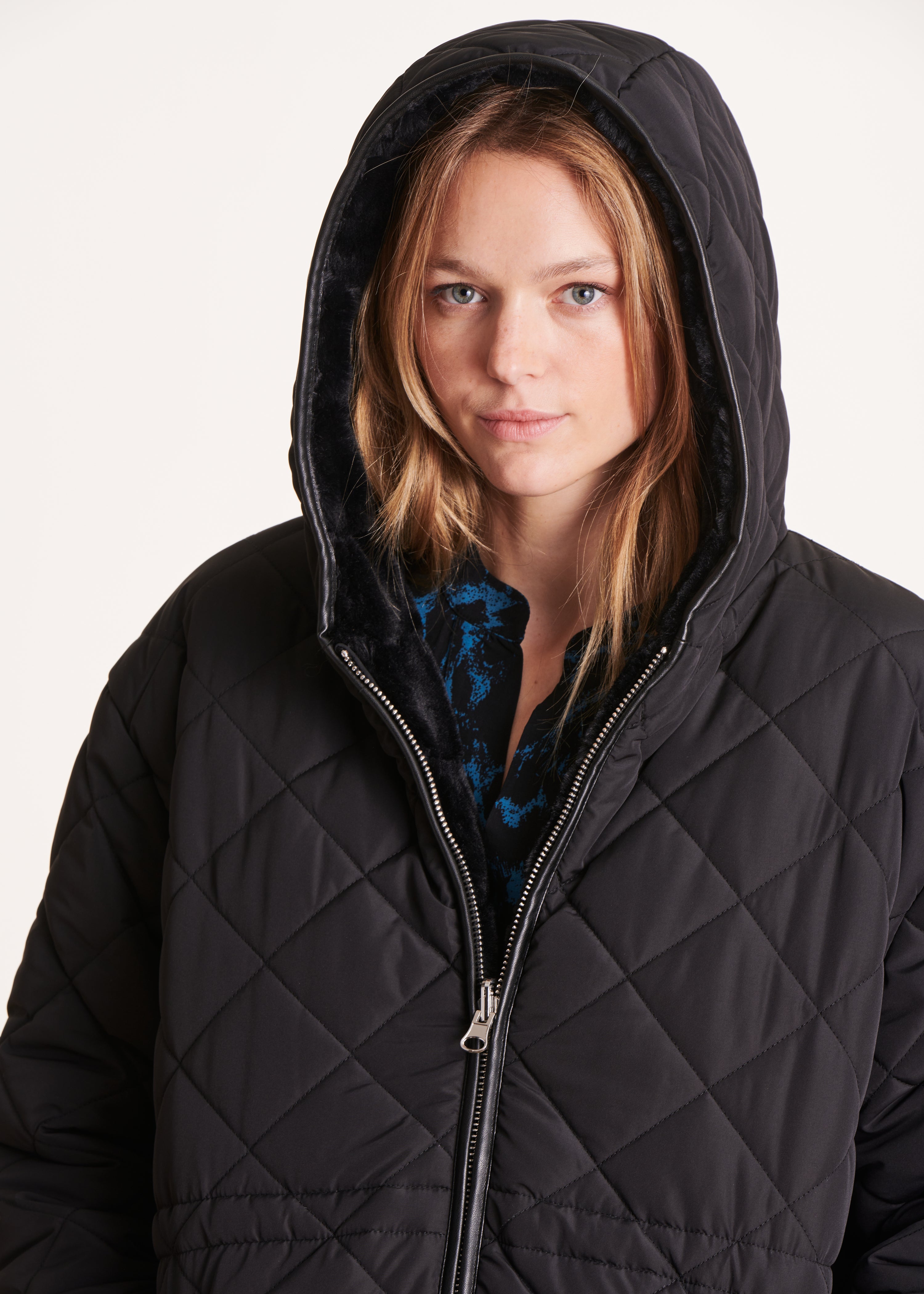 Kurze schwarze Oversize-Daunenjacke mit Kapuze und Reversibilität