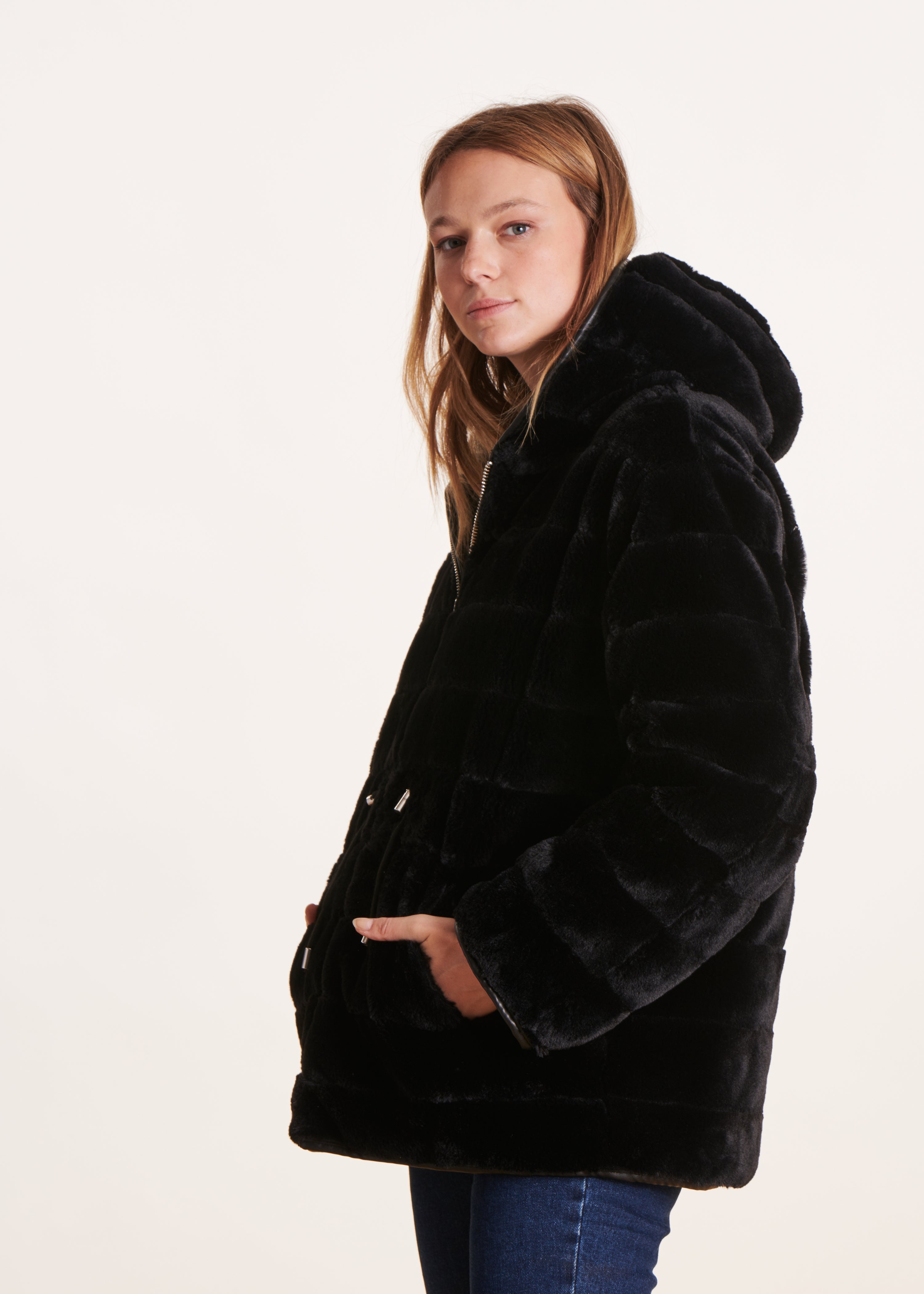 Kurze schwarze Oversize-Daunenjacke mit Kapuze und Reversibilität