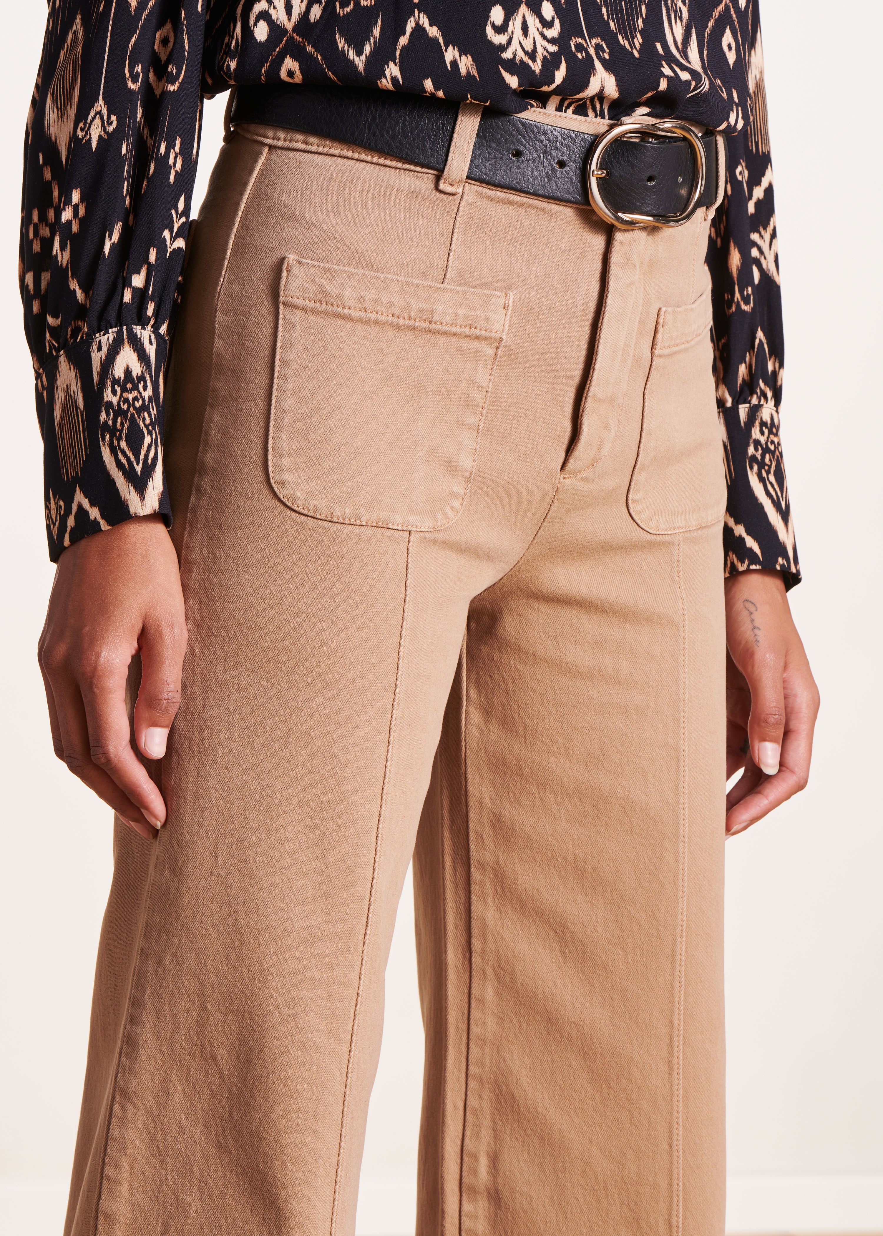 Beige high-waisted jeans in organic cotton