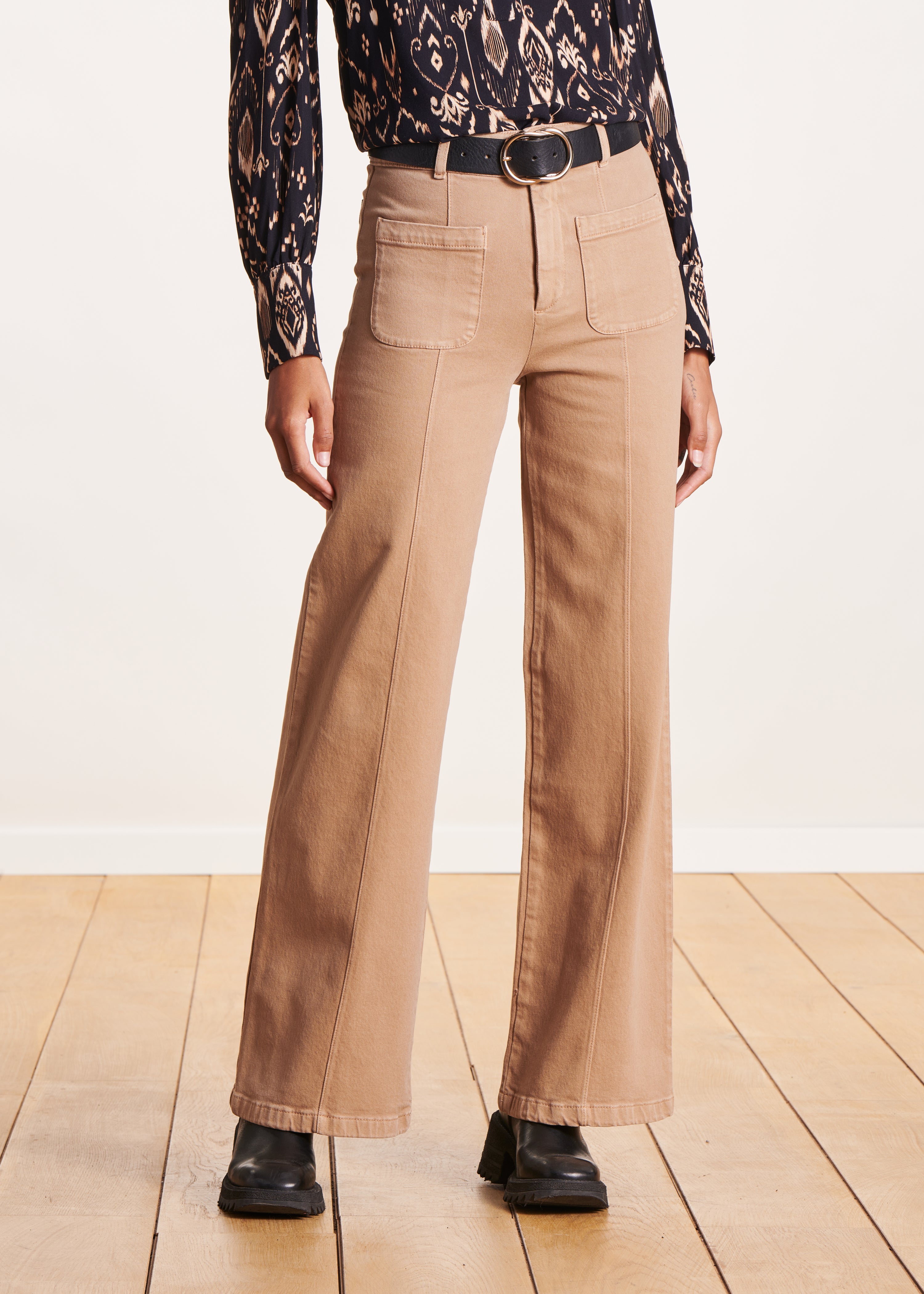 Beige high-waisted jeans in organic cotton