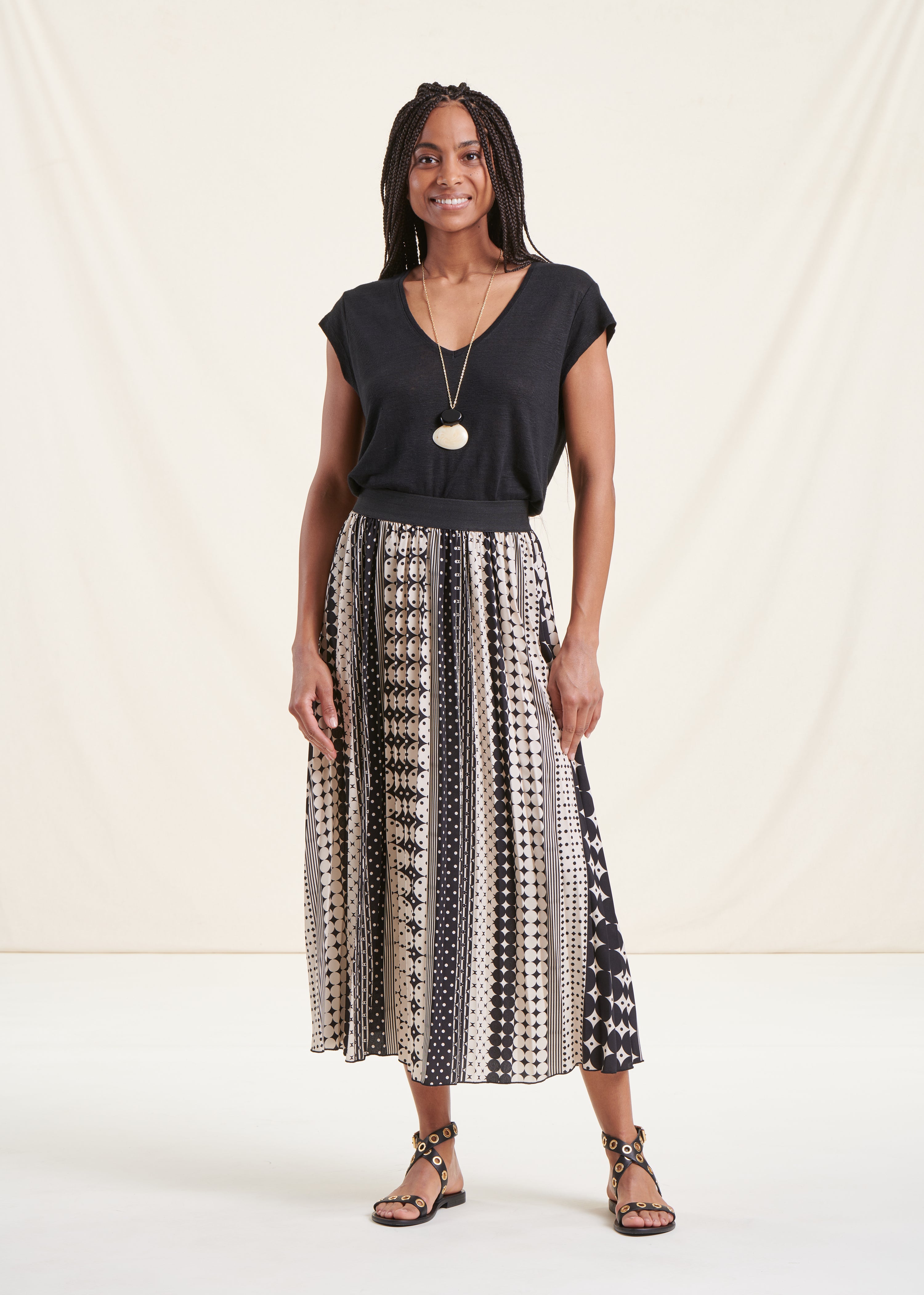 Mid-length skirt with blue and white print and elastic waistband