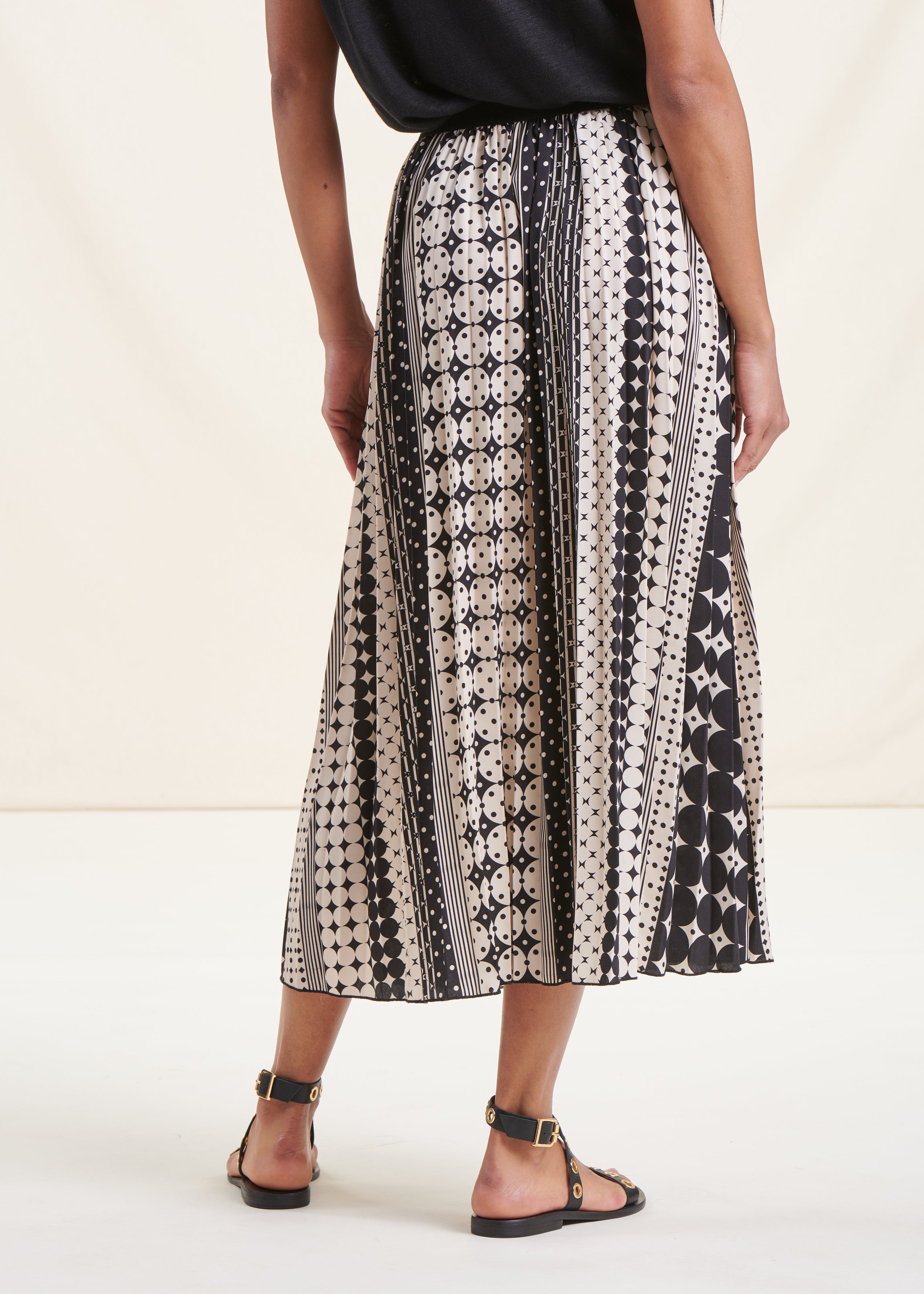 Mid-length skirt with blue and white print and elastic waistband