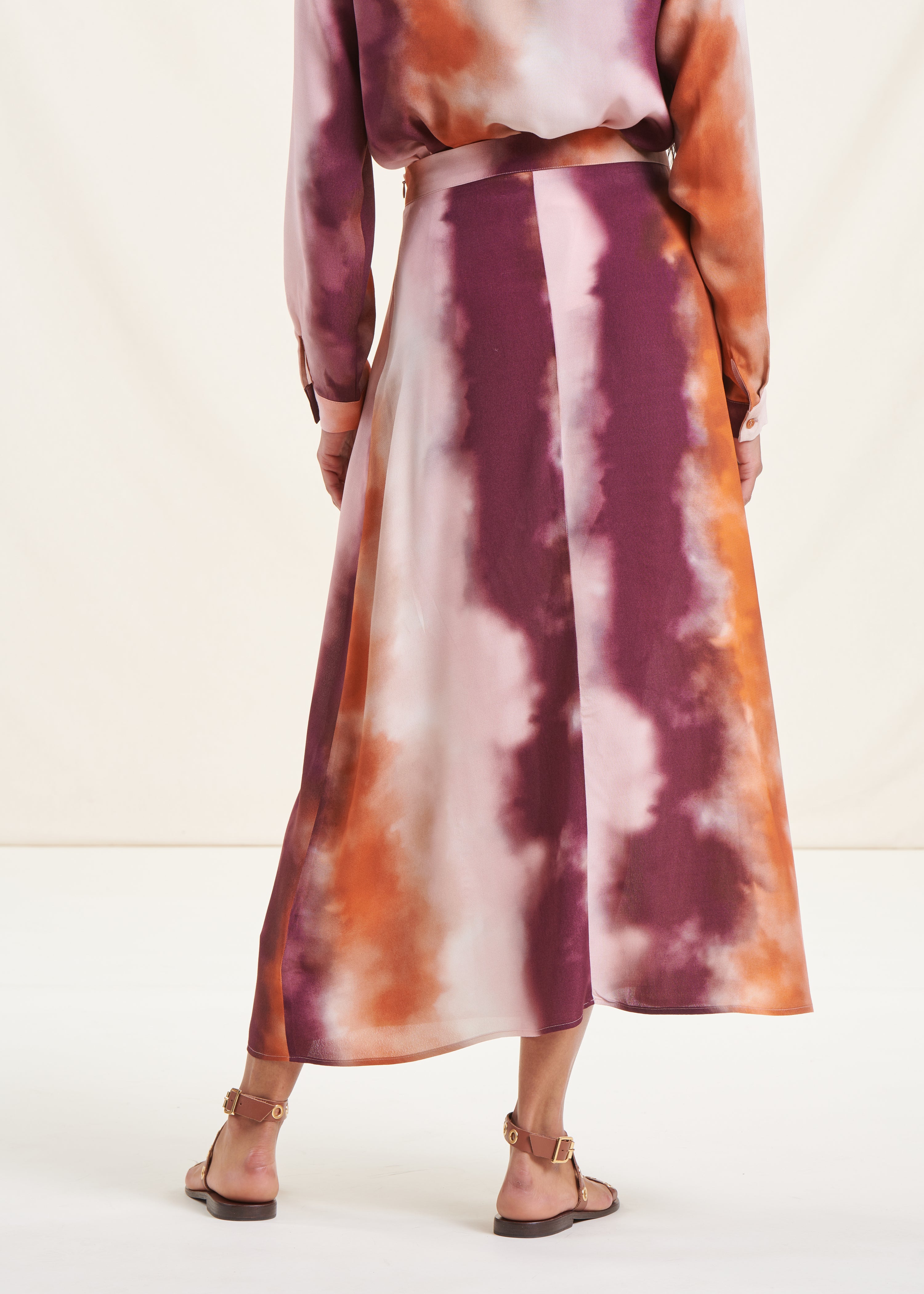 Uitlopende midirok met tie & dye print