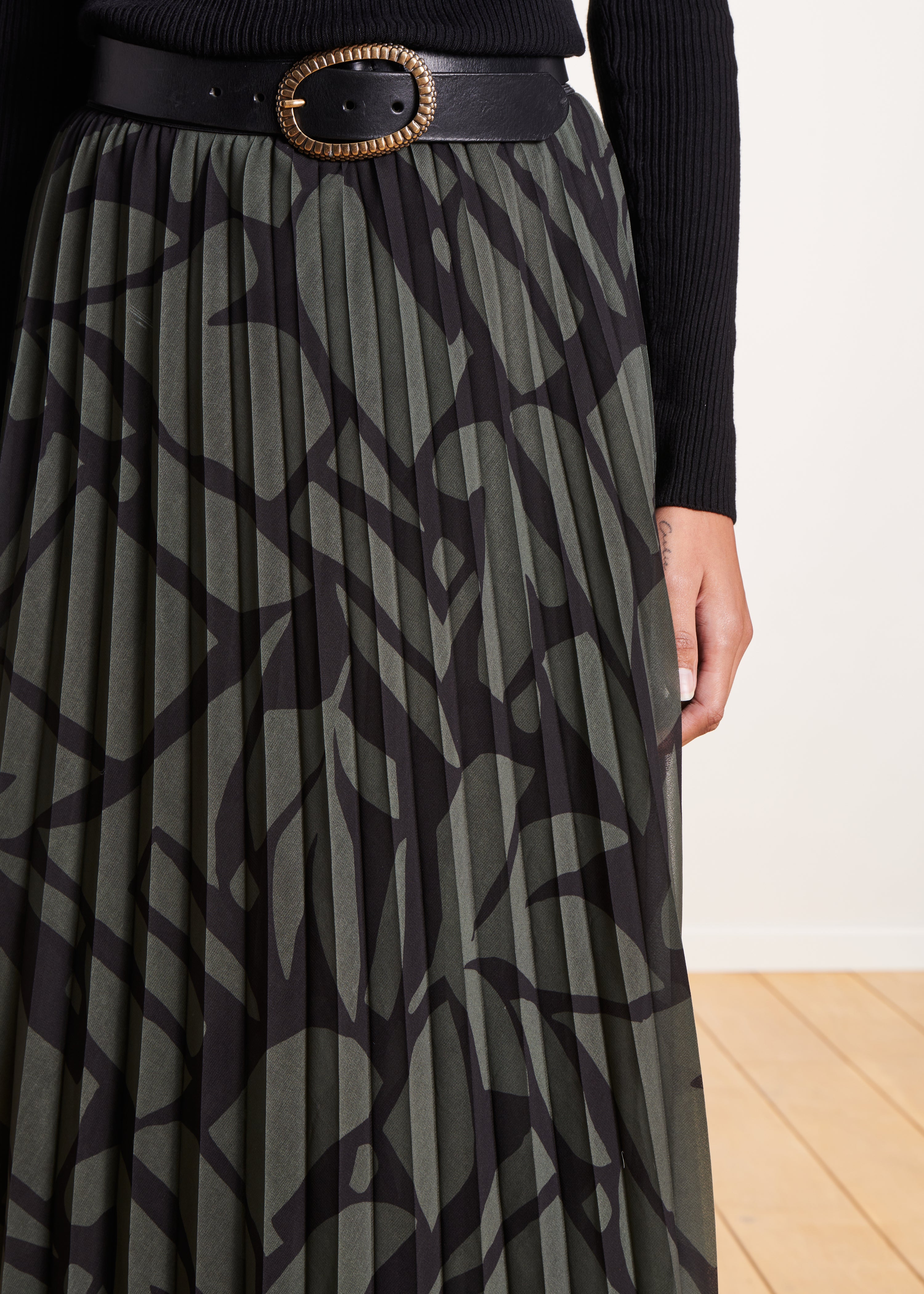 Khaki pleated midi-length skirt in printed voile