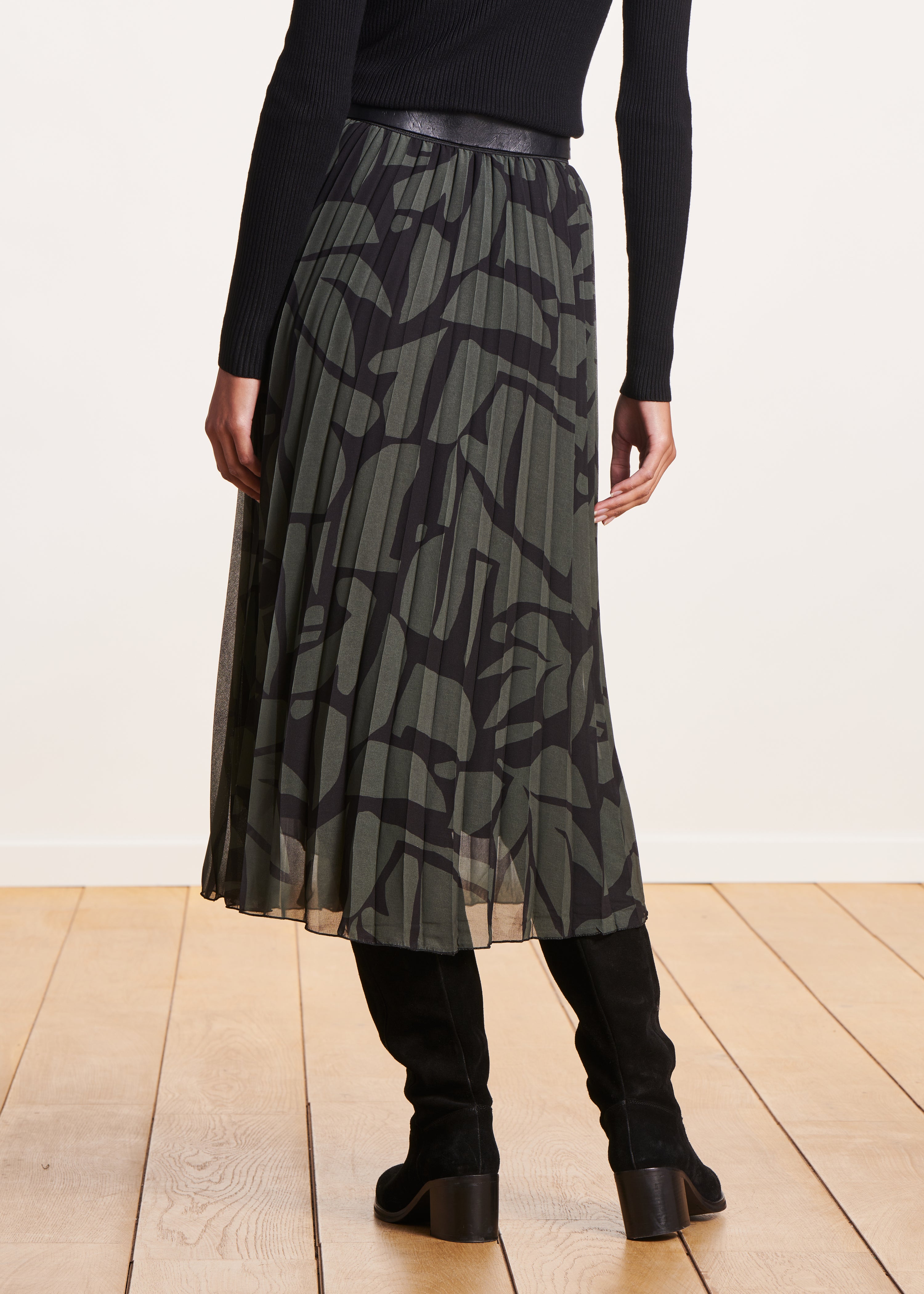 Khaki pleated midi-length skirt in printed voile