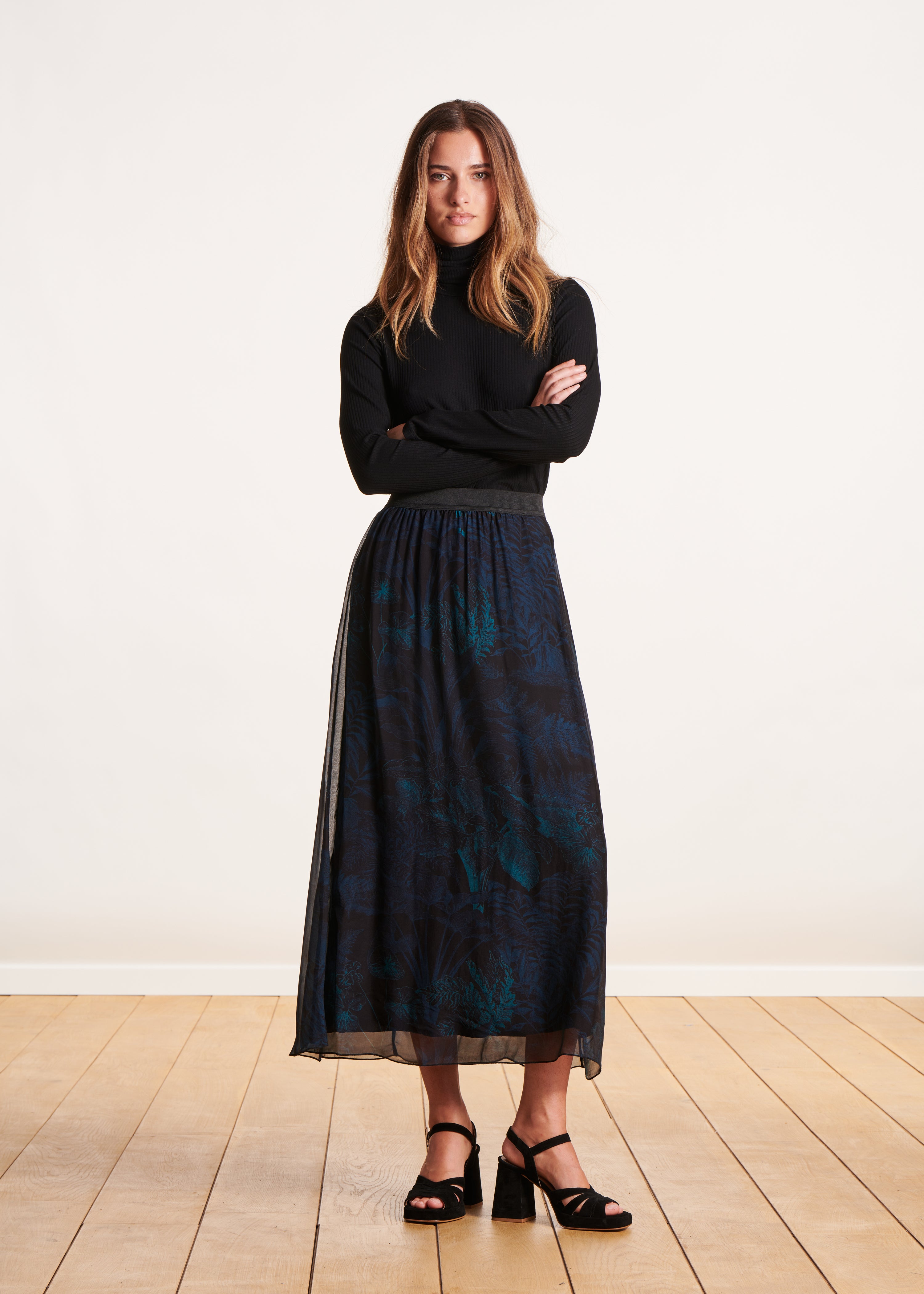 Long skirt in black and blue print voile