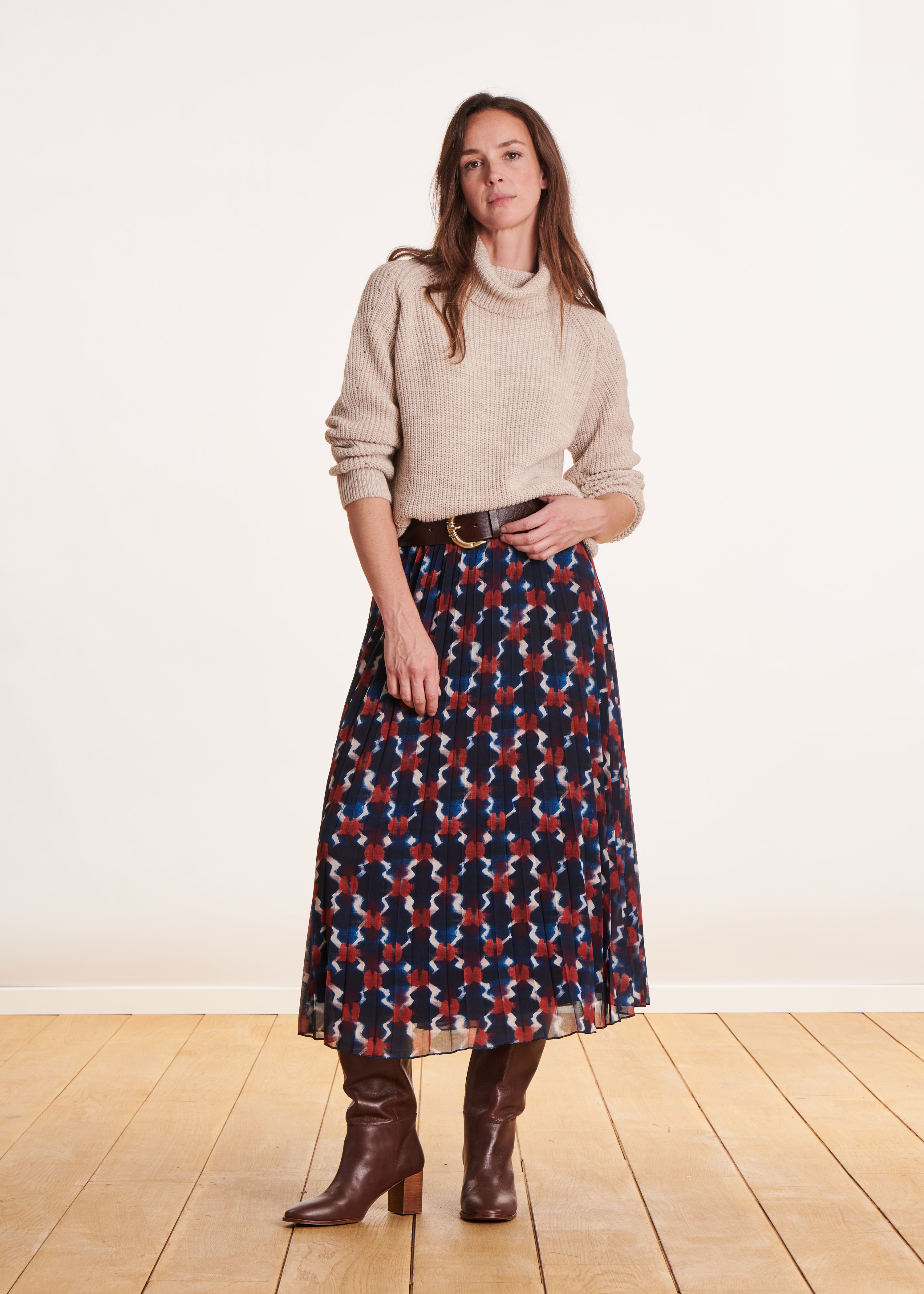 Pleated mid-length skirt in blue and red print