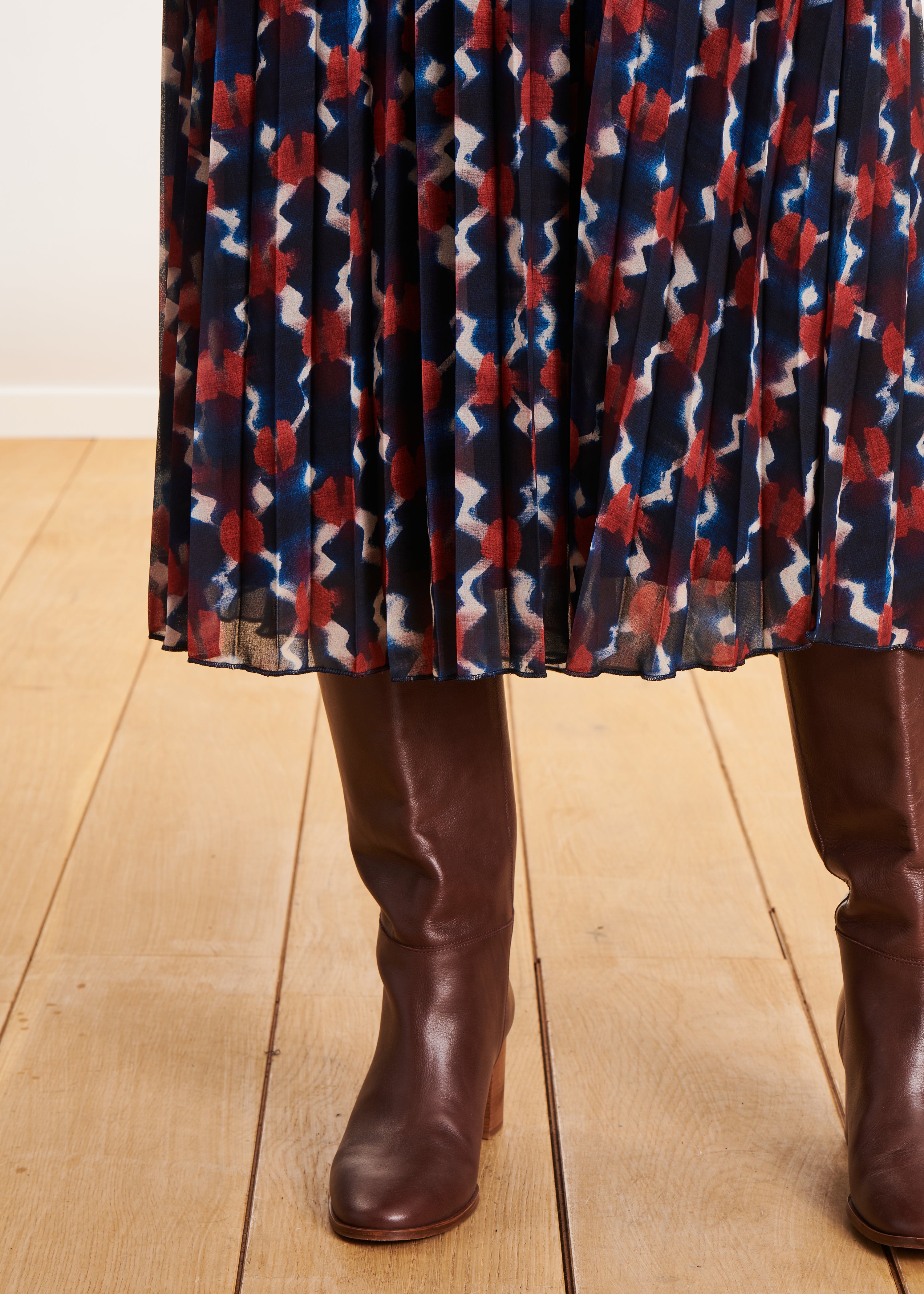 Pleated mid-length skirt in blue and red print