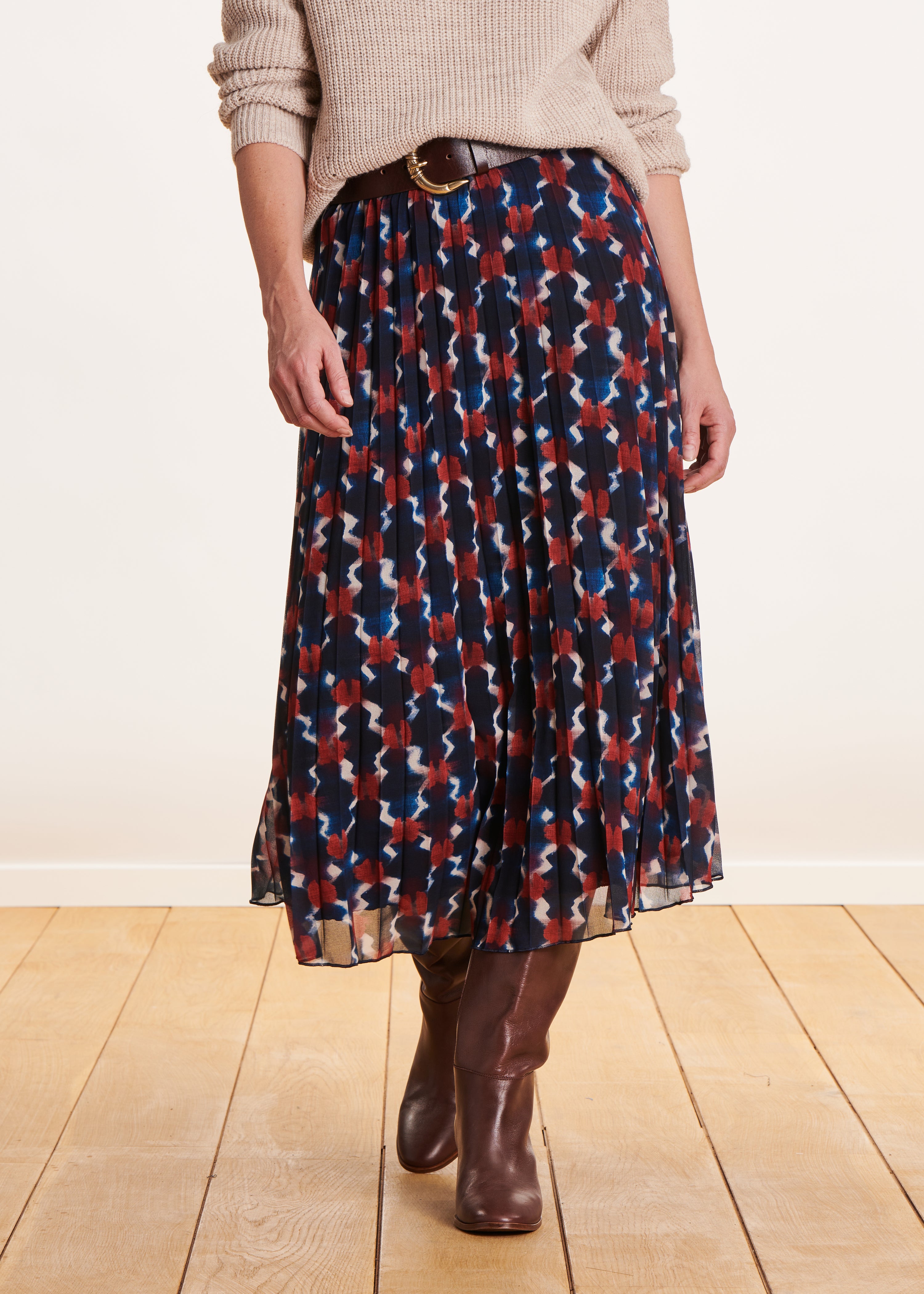 Pleated mid-length skirt in blue and red print