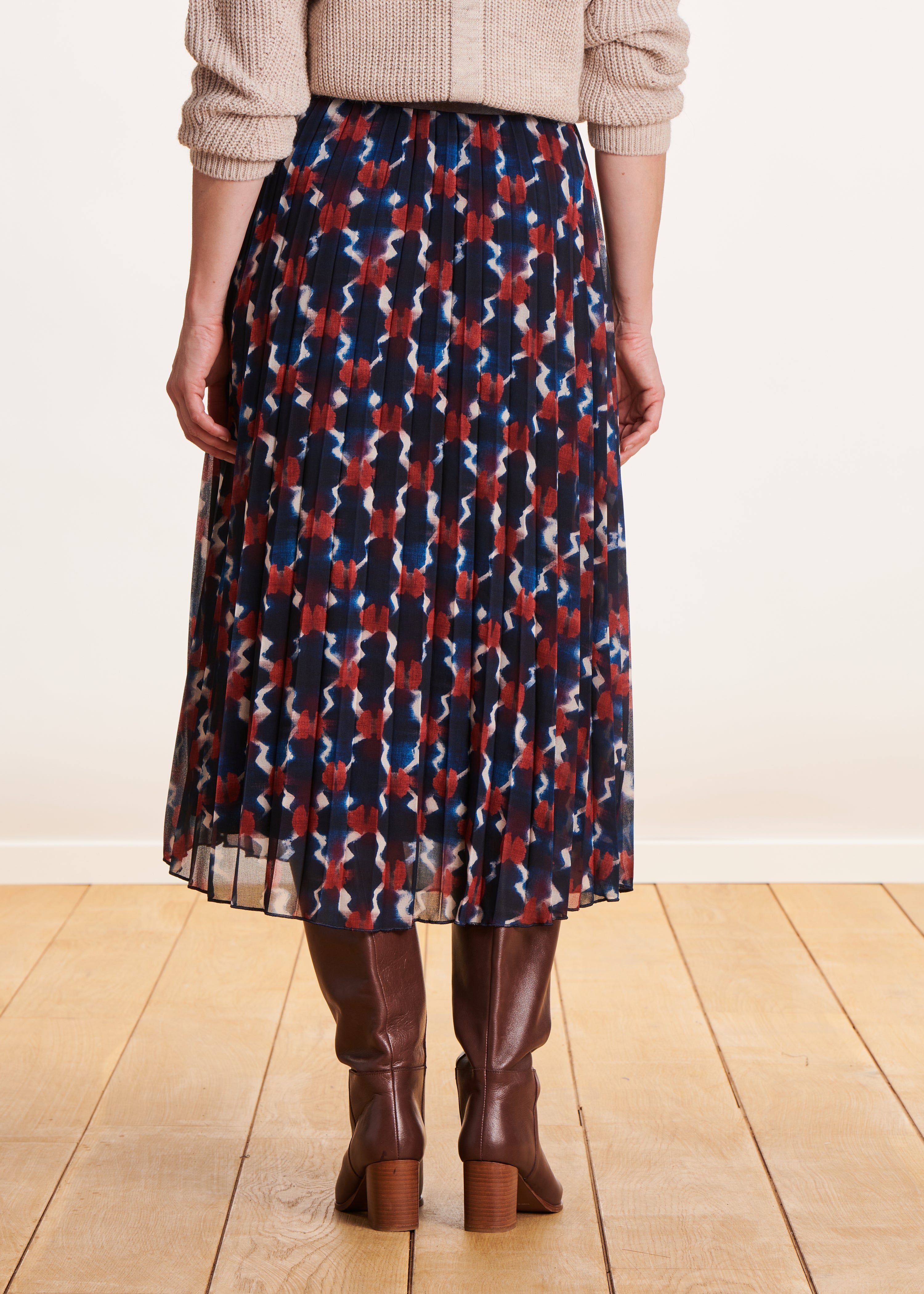 Pleated mid-length skirt in blue and red print