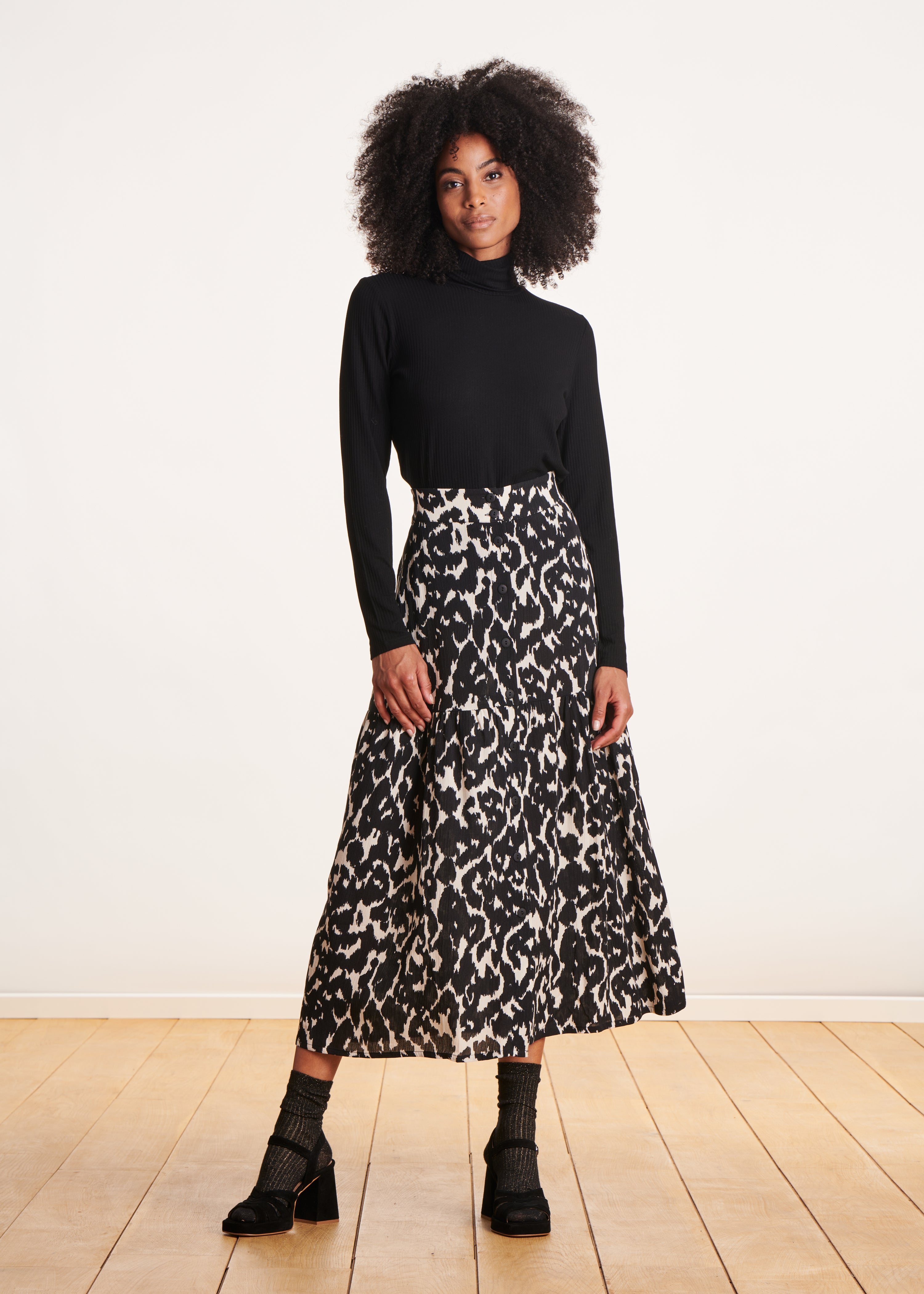 Long buttoned skirt in white and black leopard print