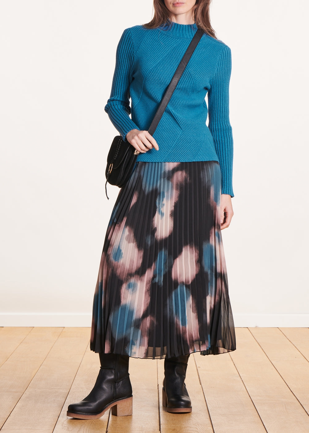 Falda midi plisada en voile estampado tie & dye