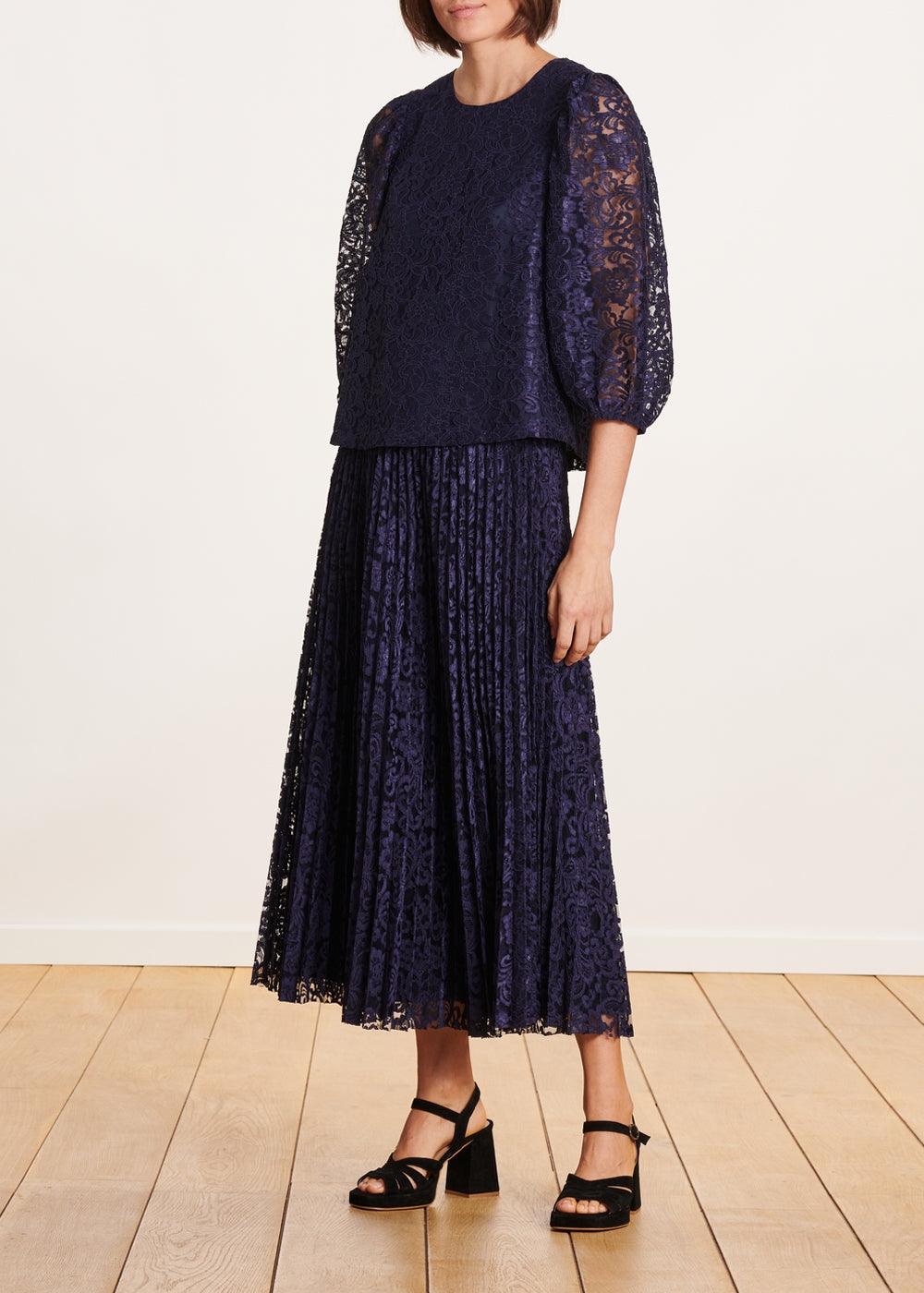 Falda midi plisada azul marino