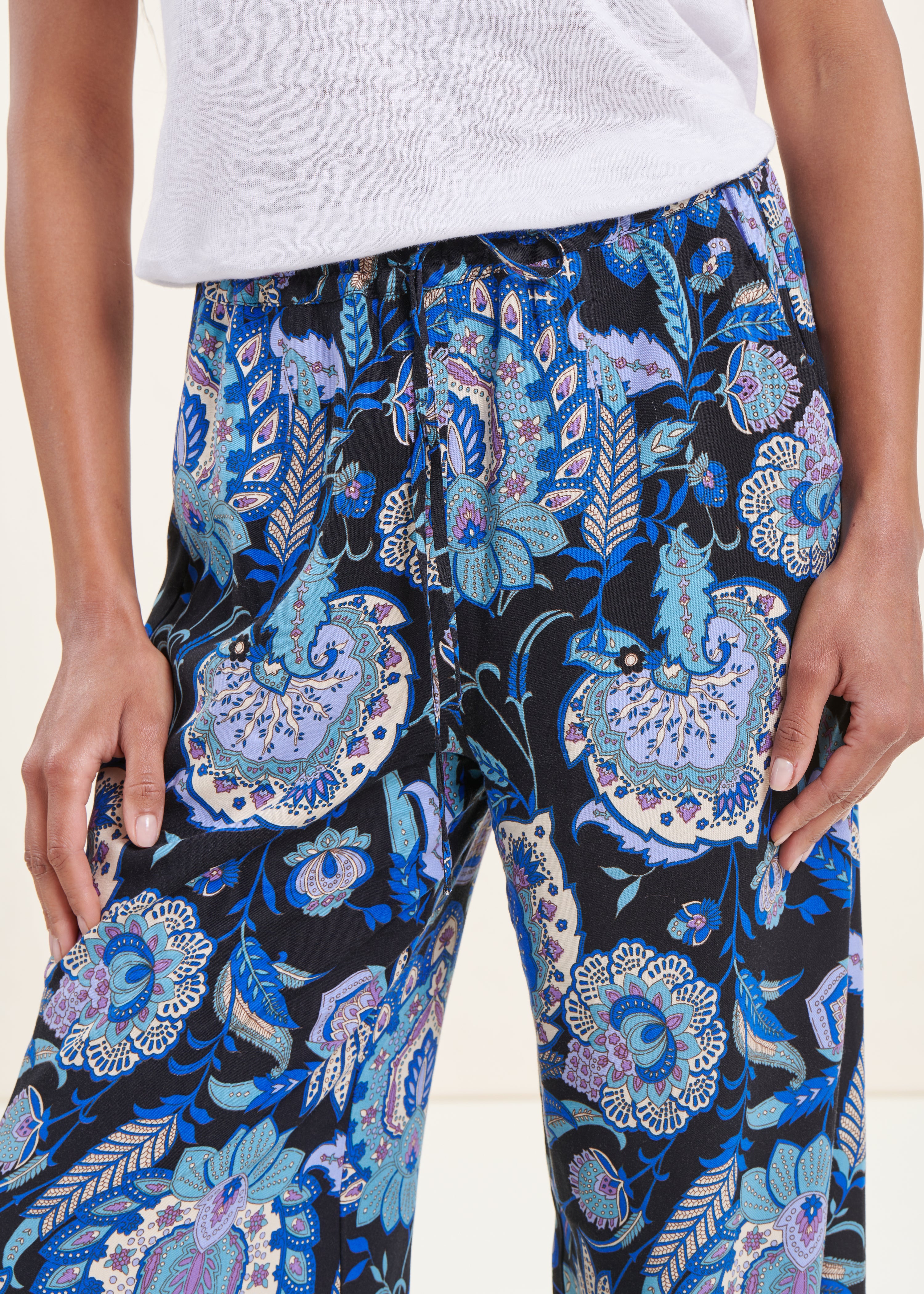 Pantalón ancho con estampado negro y azul