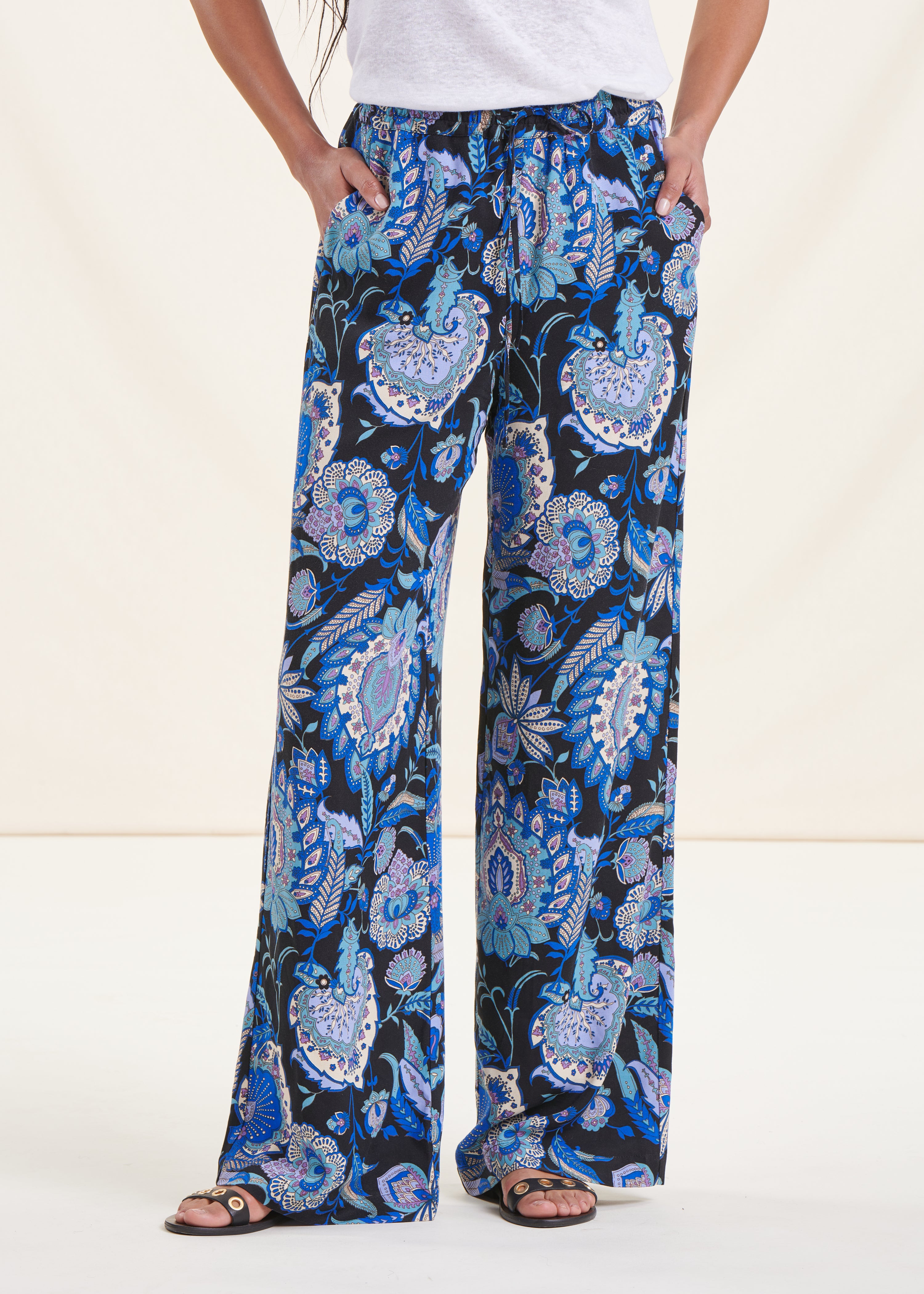 Wide-leg pants with black and blue print