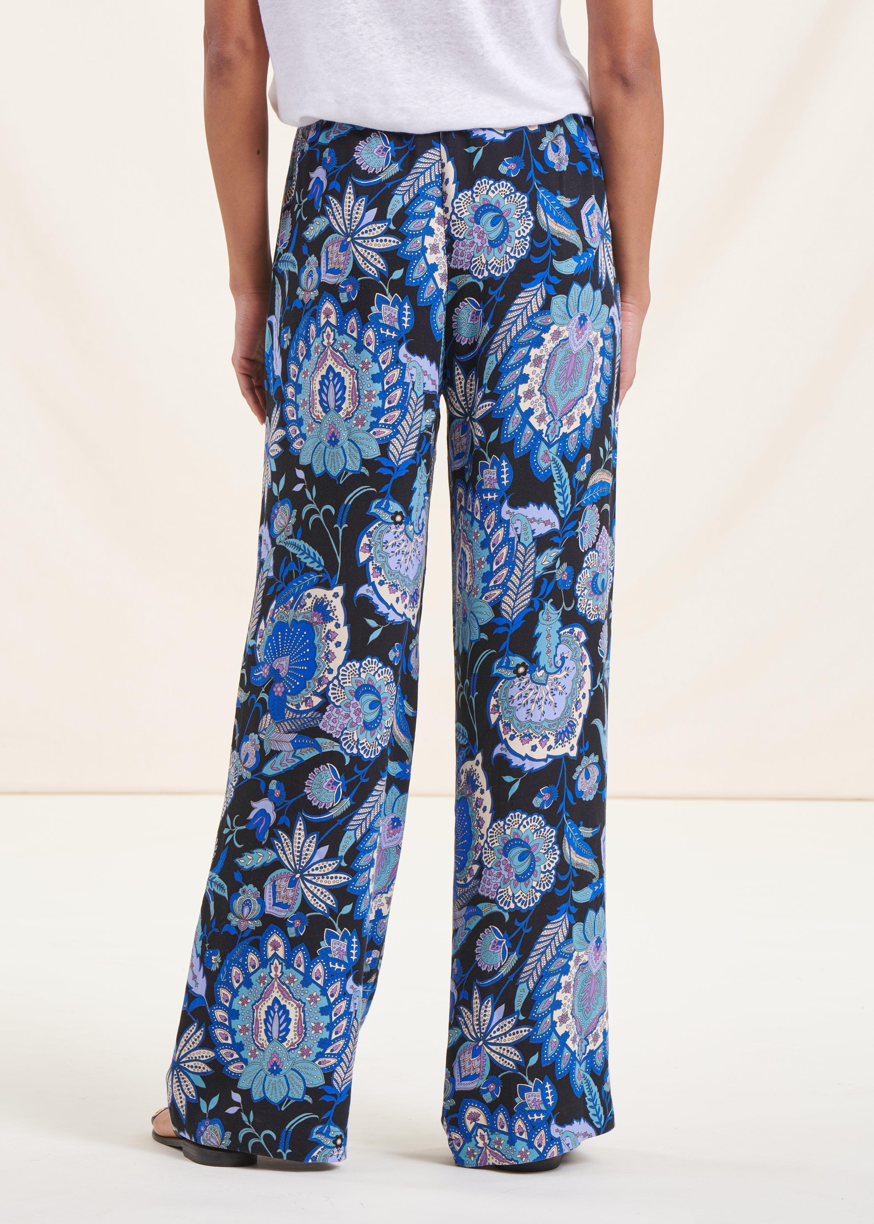 Wide-leg pants with black and blue print