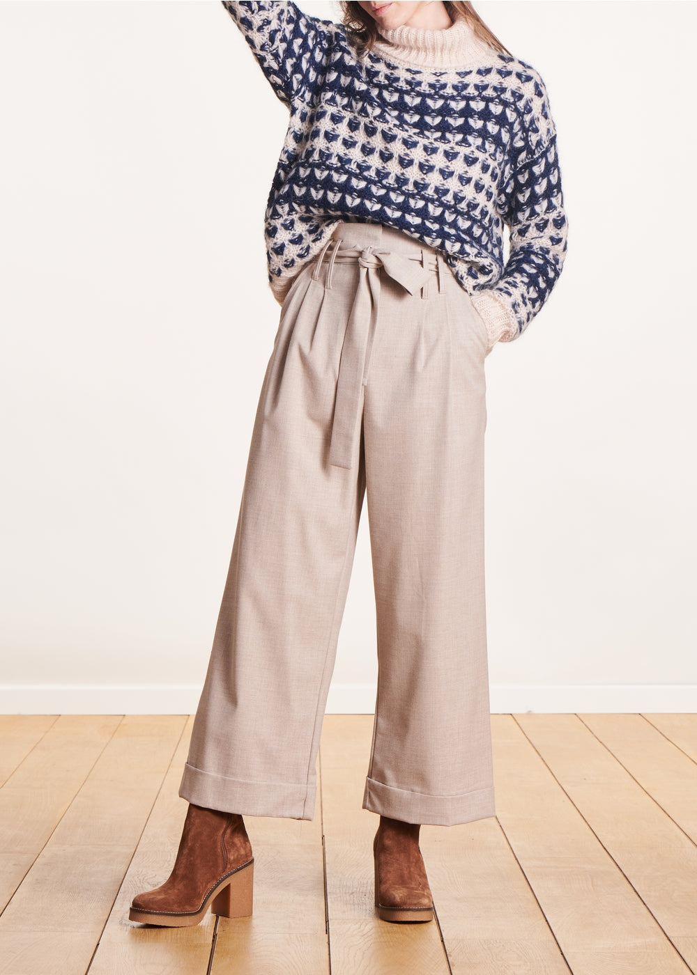 Pantalon large beige taille haute avec ceinture à nouer