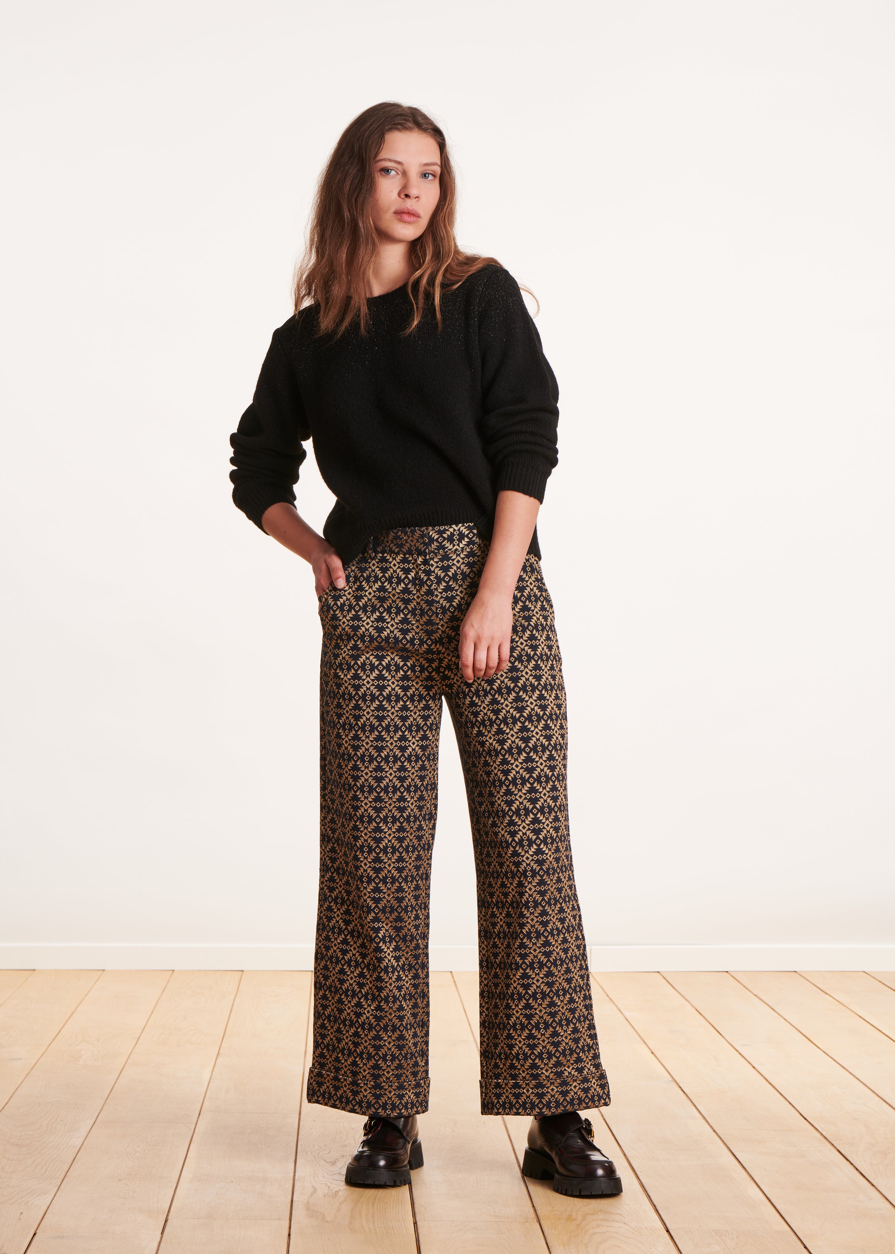 Straight-leg 7/8th trousers in black and gold jacquard