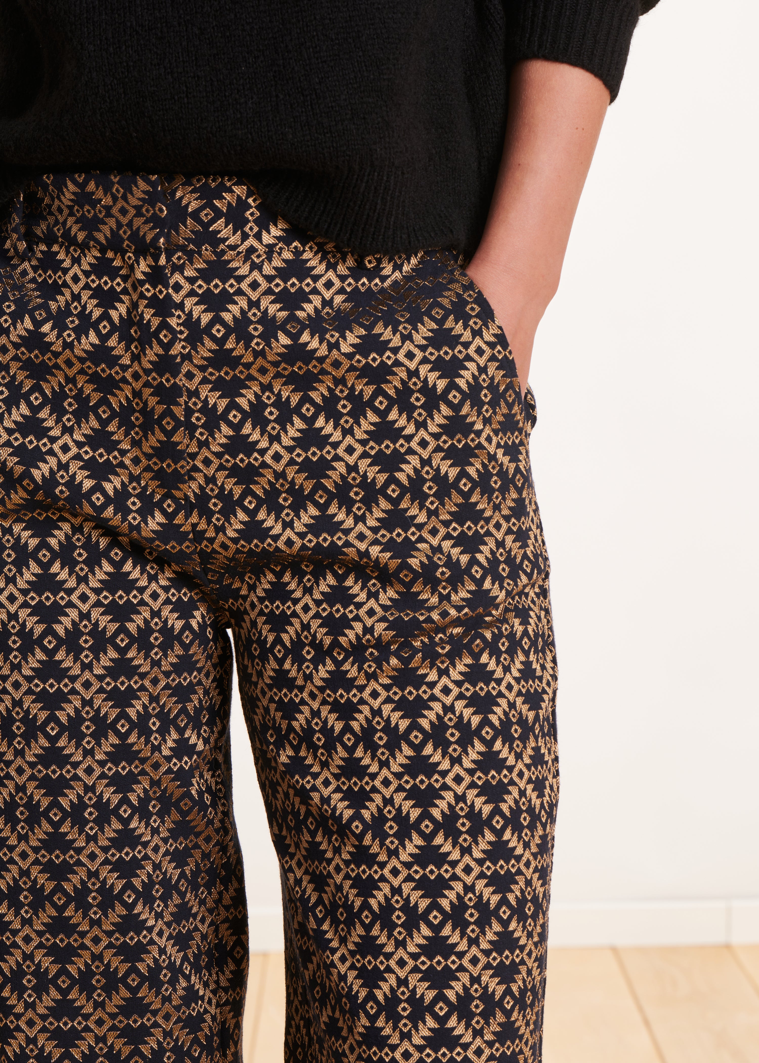 Gerade geschnittene 7/8-Hose aus schwarz und goldenem Jacquard