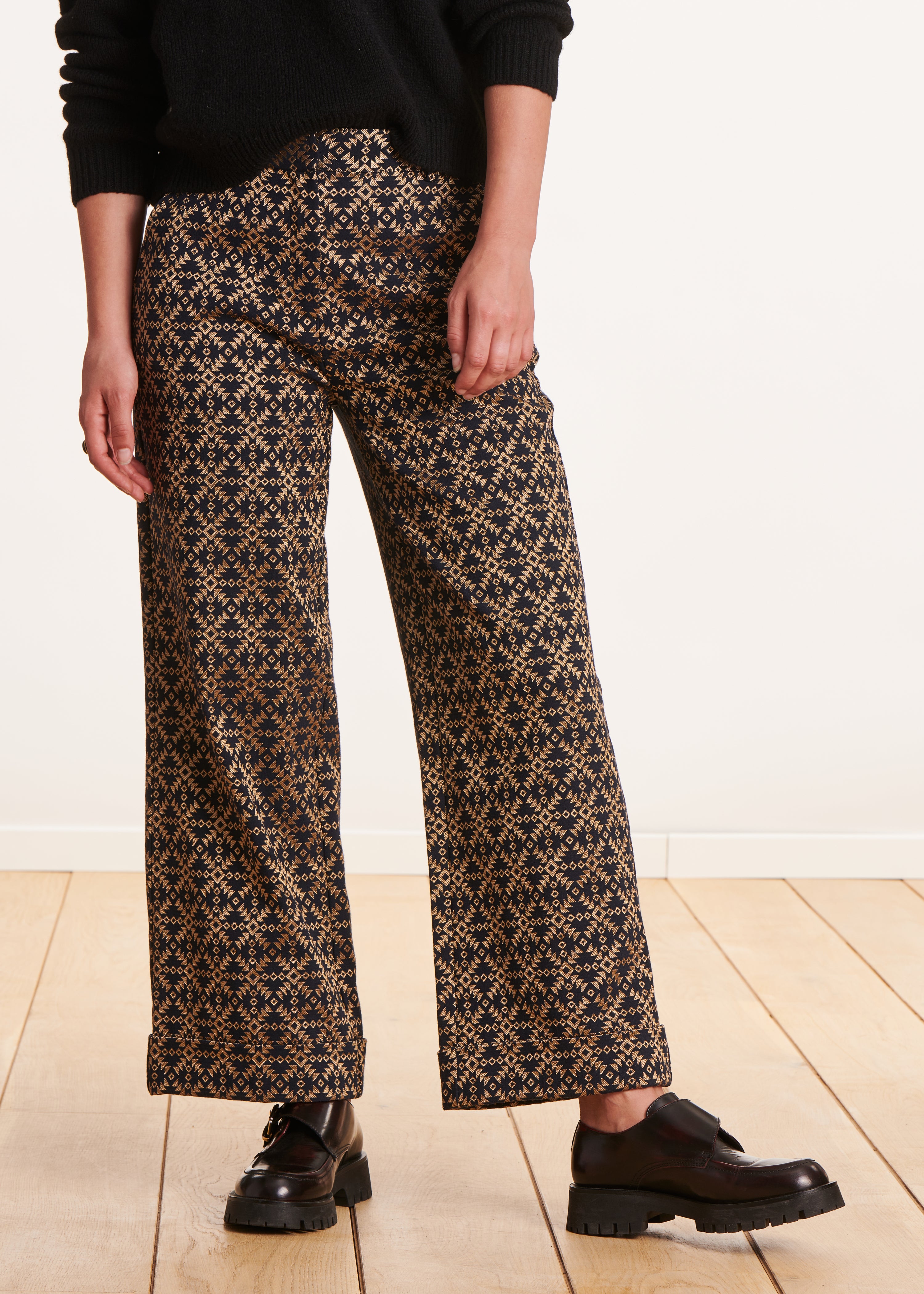 Straight-leg 7/8th trousers in black and gold jacquard