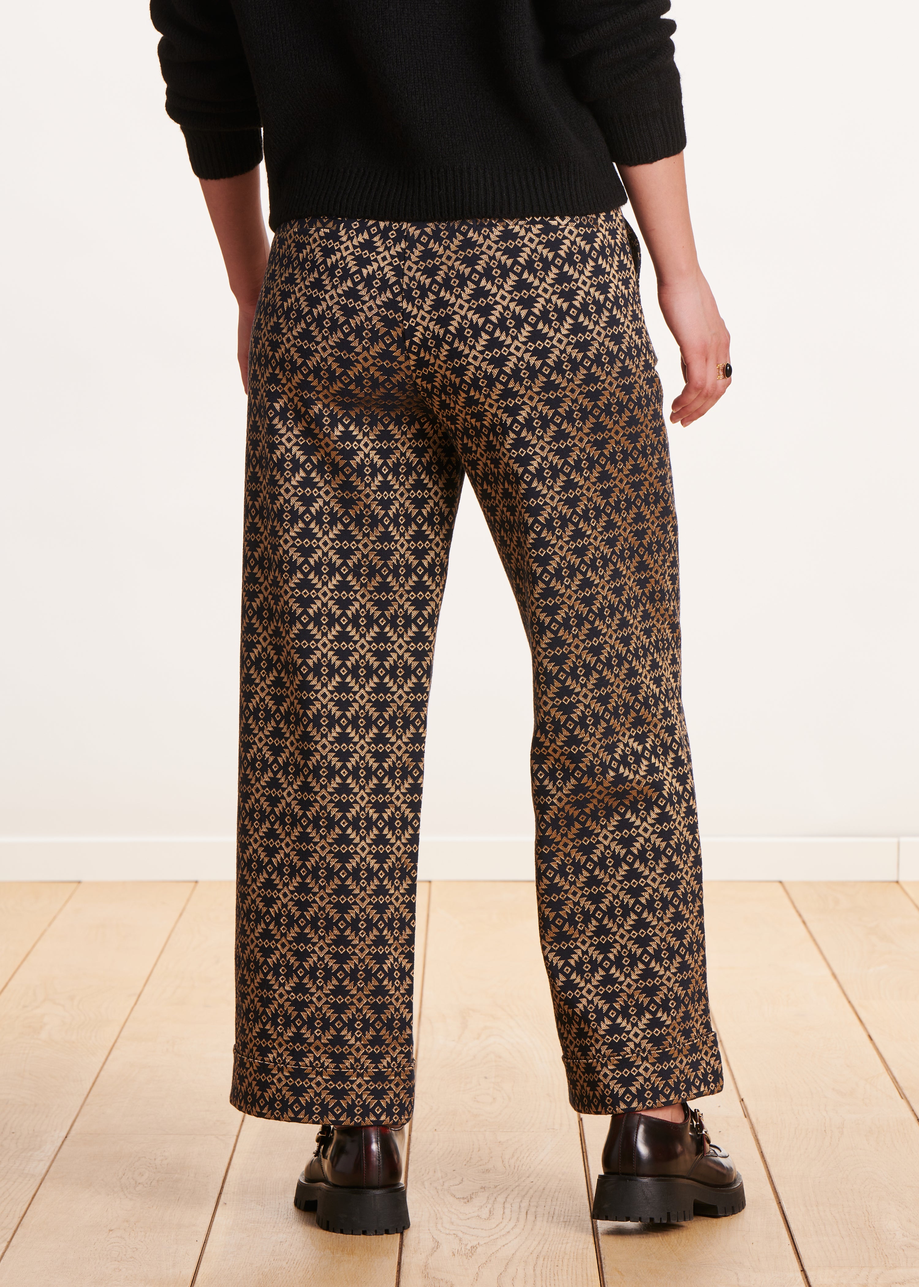 Straight-leg 7/8th trousers in black and gold jacquard