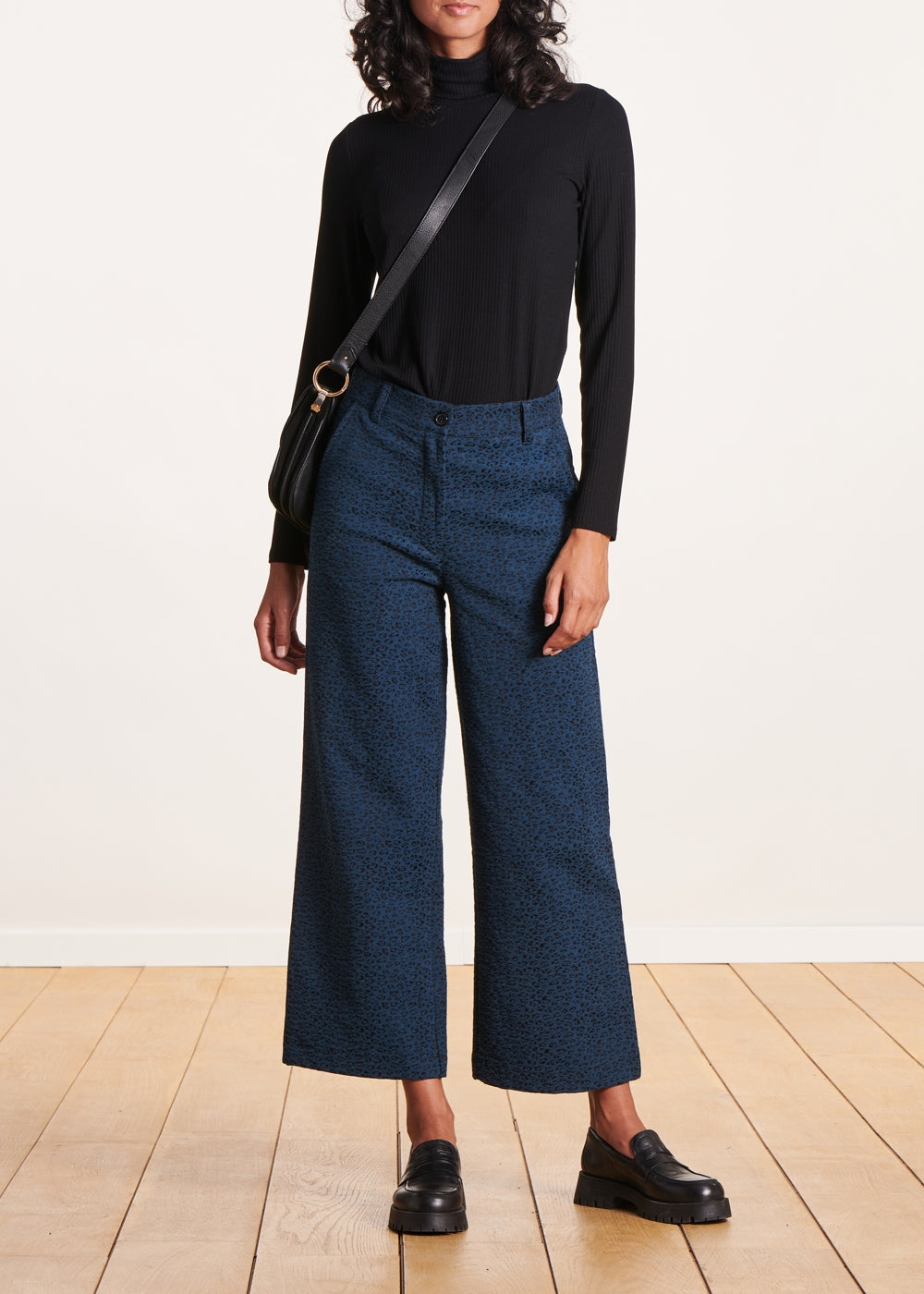 Pantalon large noir et bleu en jacquard