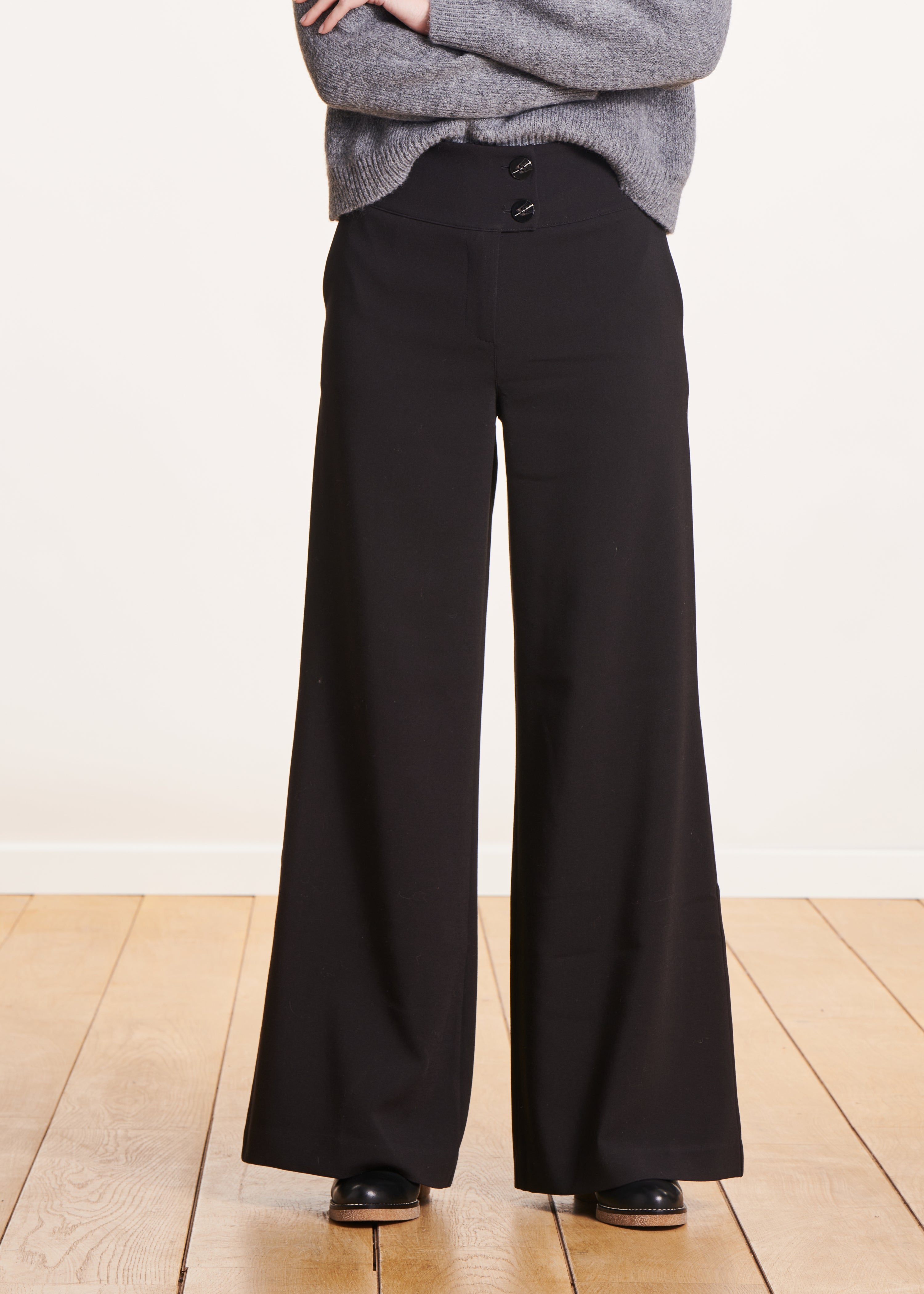 Loose black pants with belt