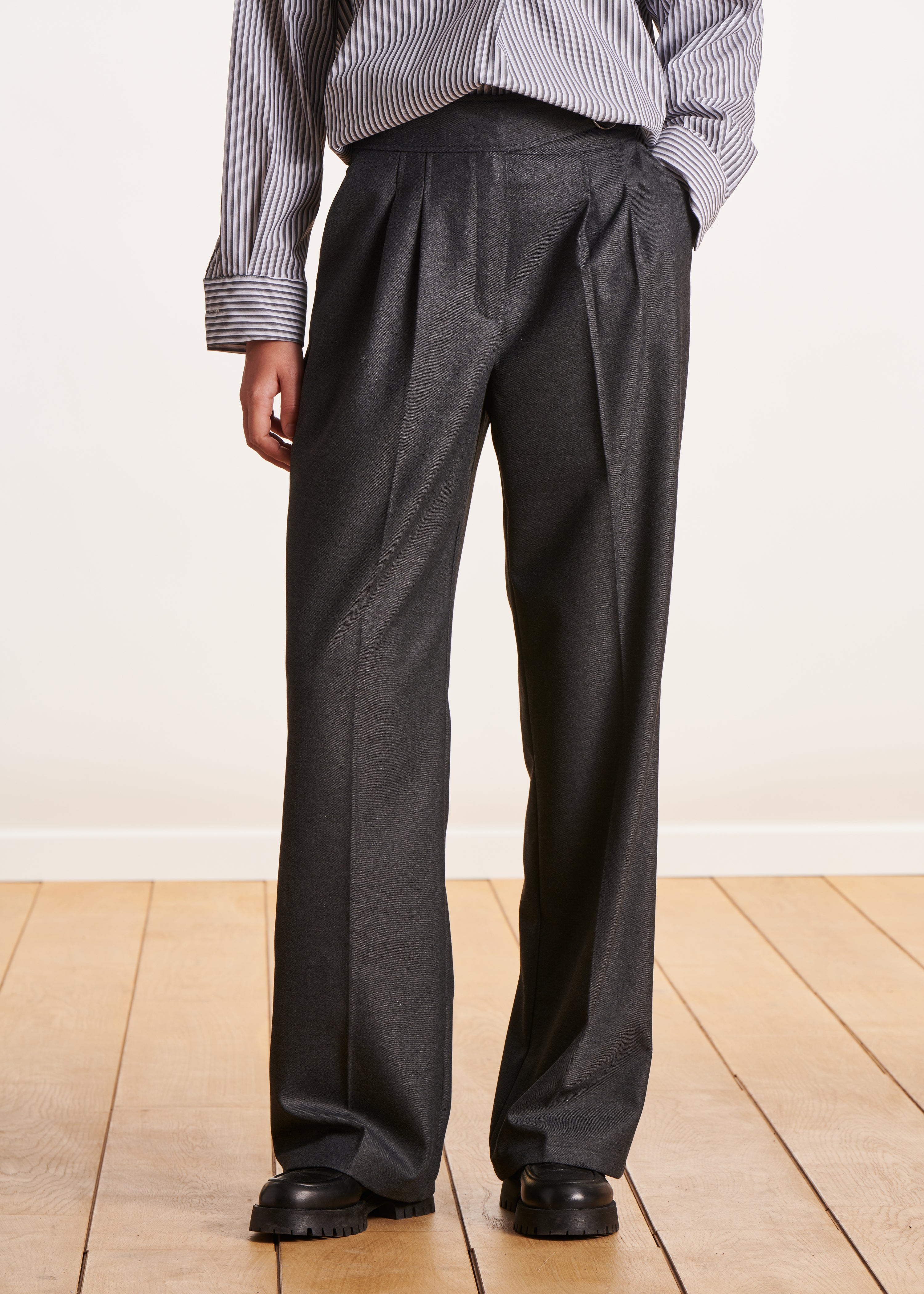 Anthracite gray pants with wide fancy belt