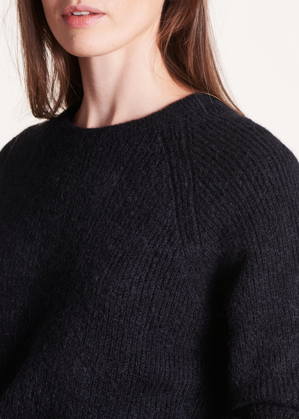 Pull noir droit col rond