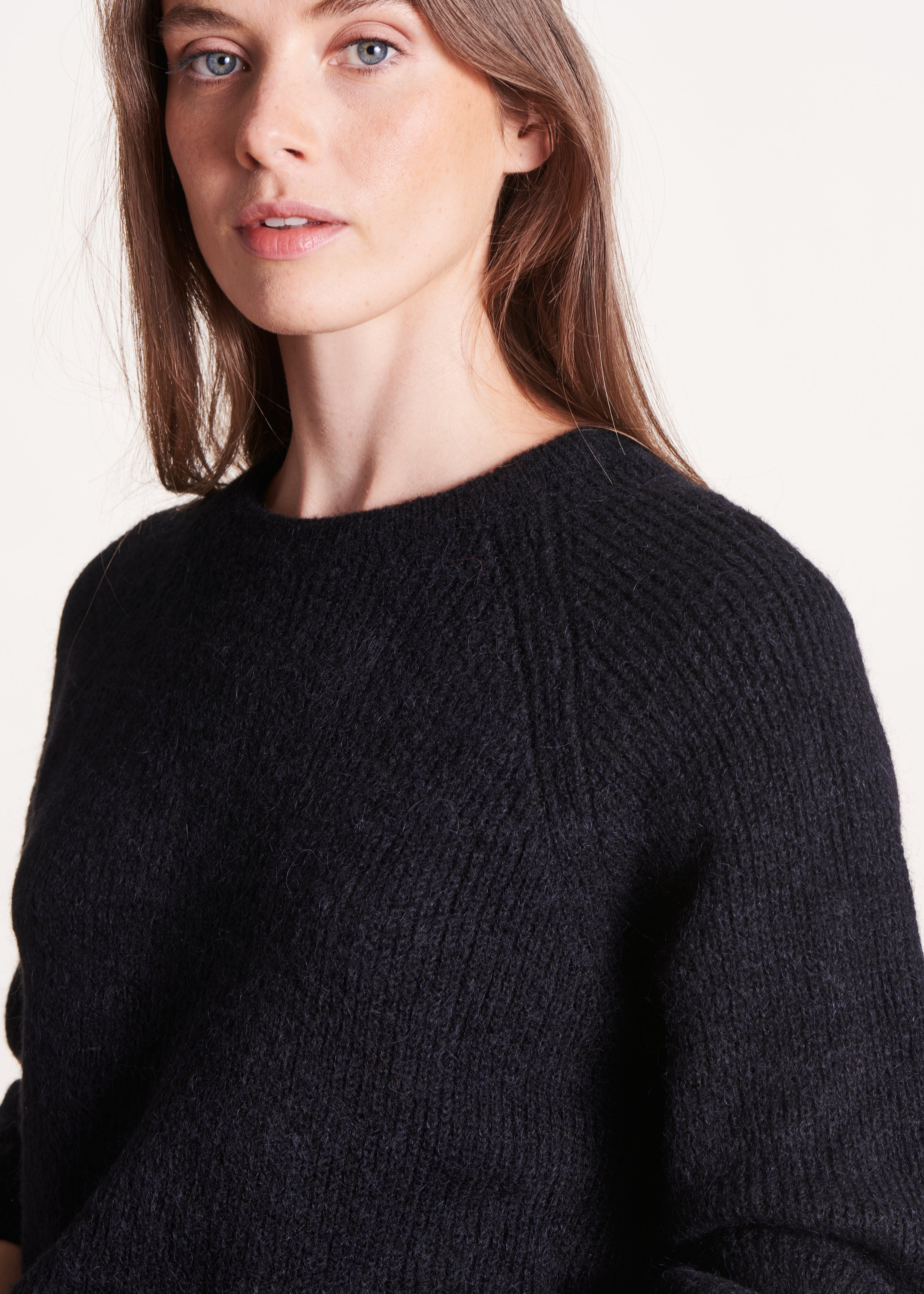 Pull noir droit col rond