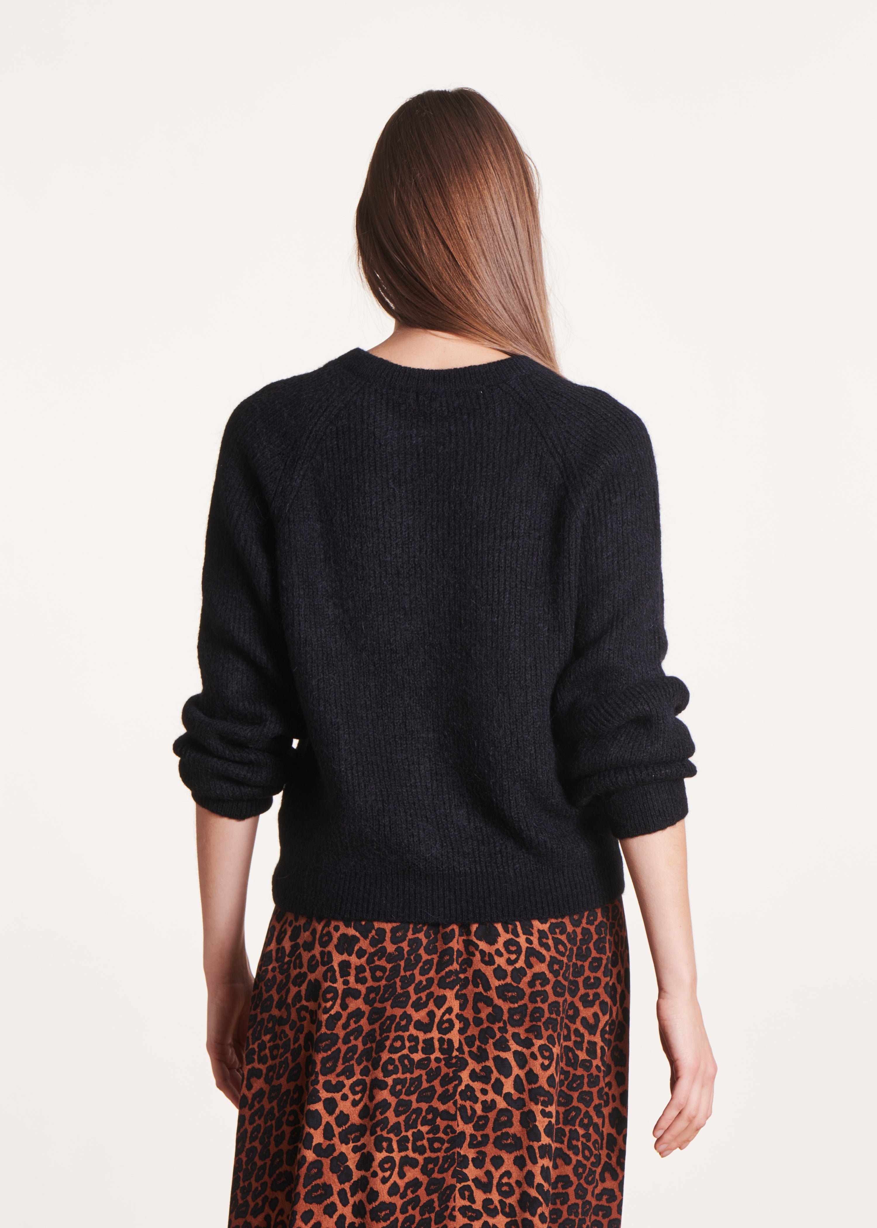 black straight round neck sweater