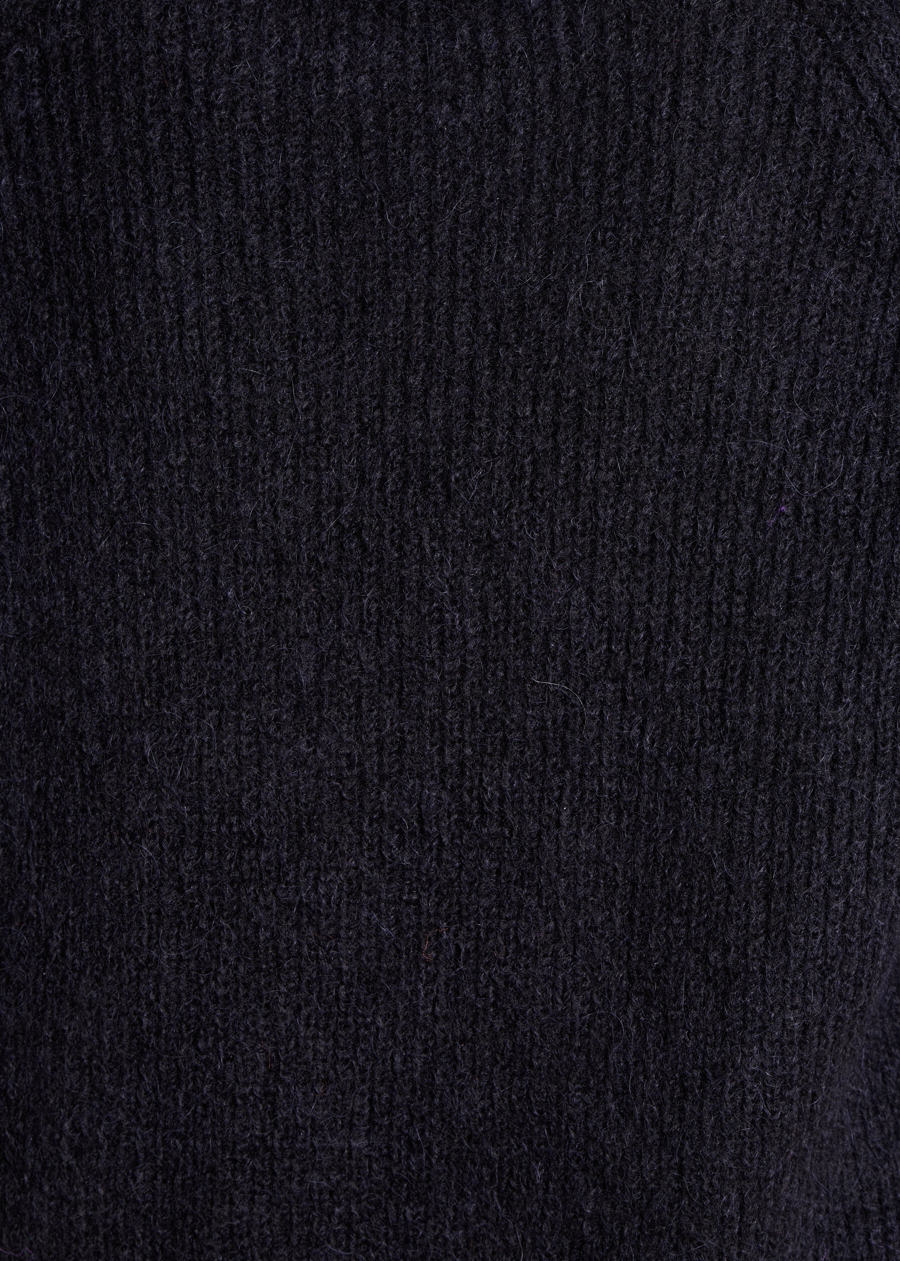 black straight round neck sweater