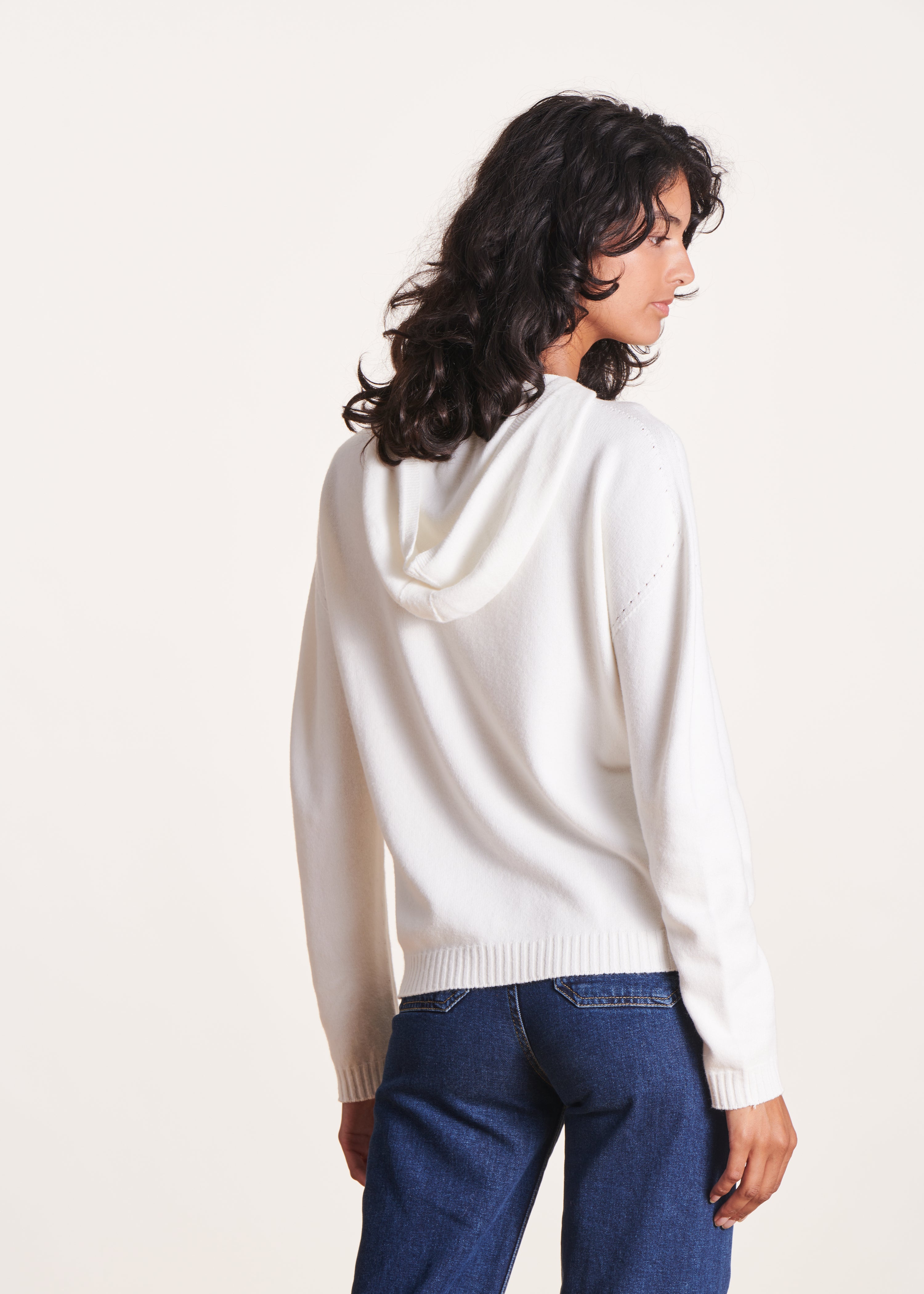 Ecru jumper with hood, fine knit