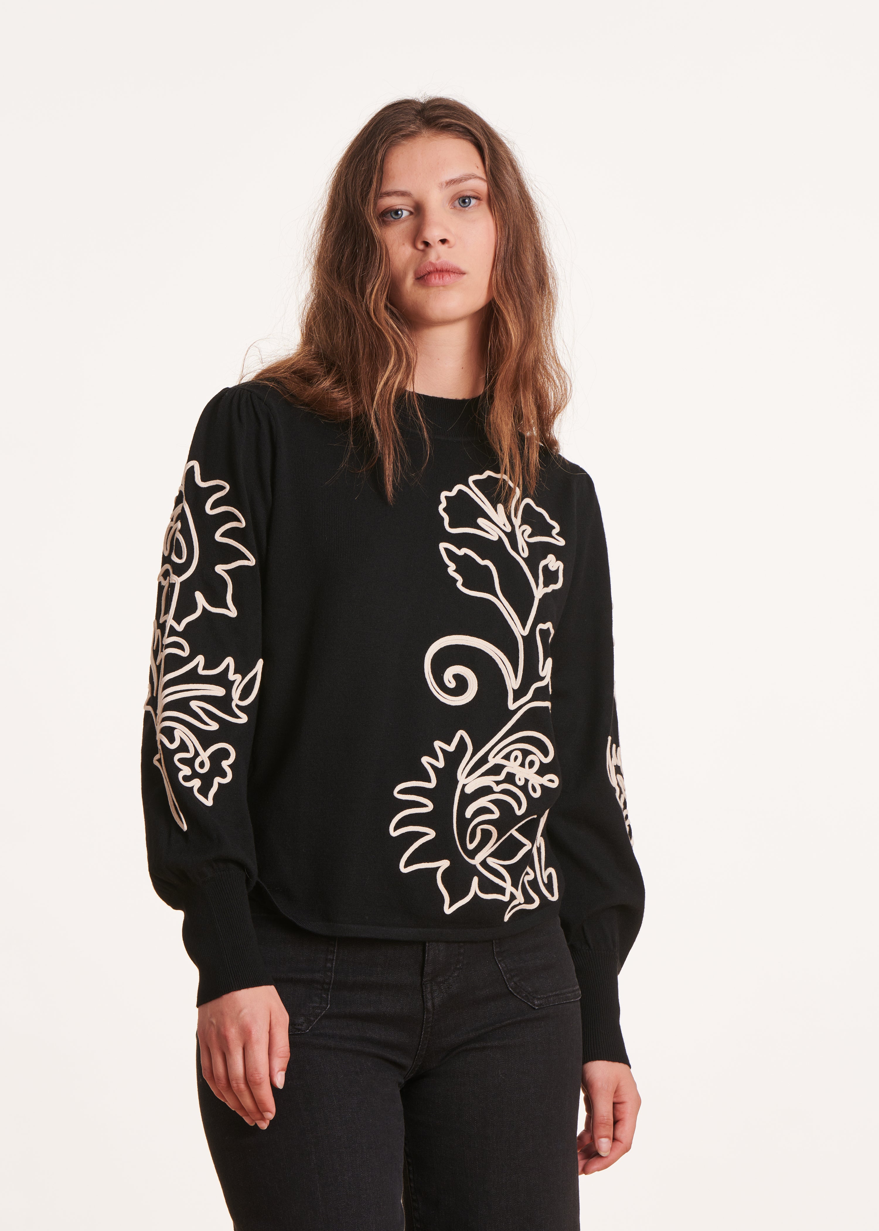 Pull noir maille fine à broderies fleurs