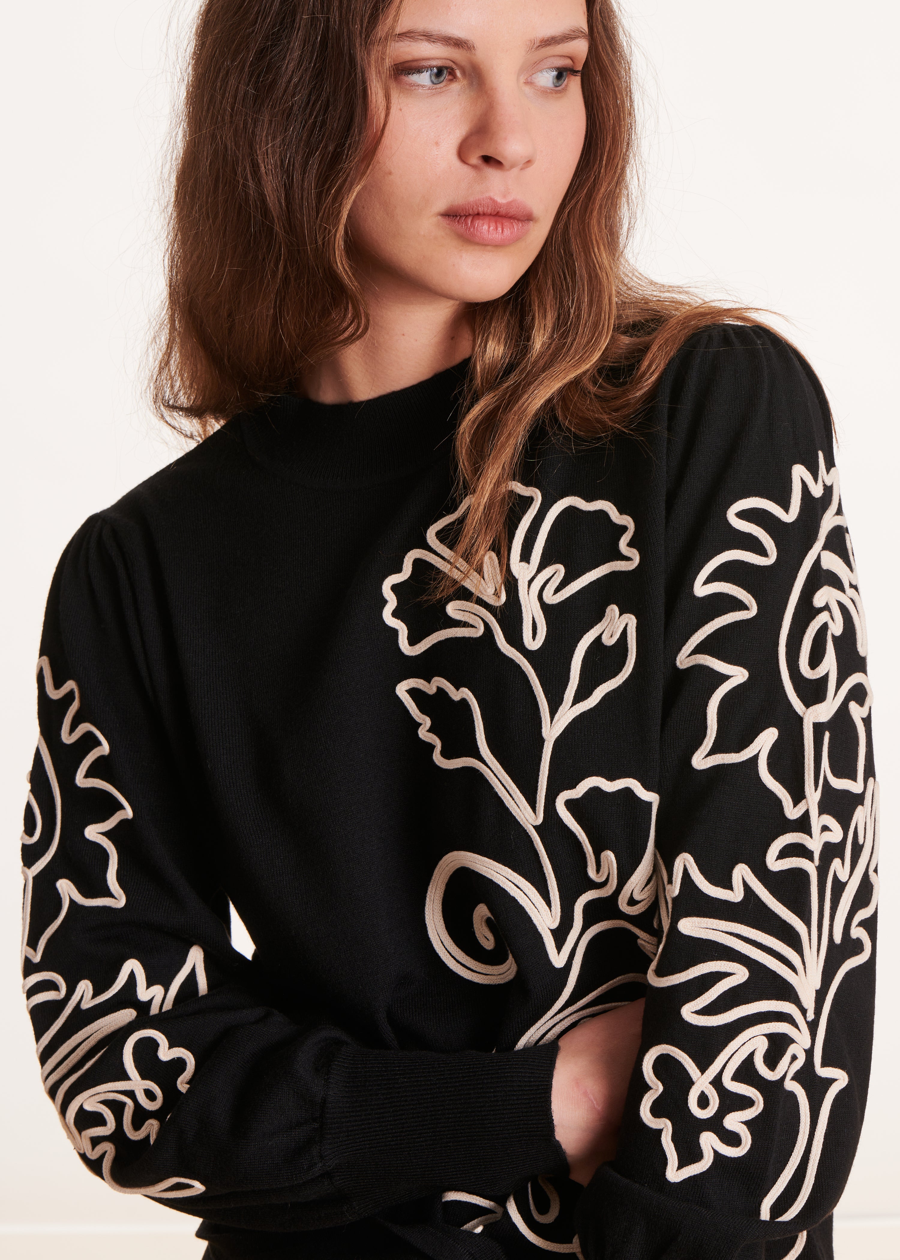 Pull noir maille fine à broderies fleurs