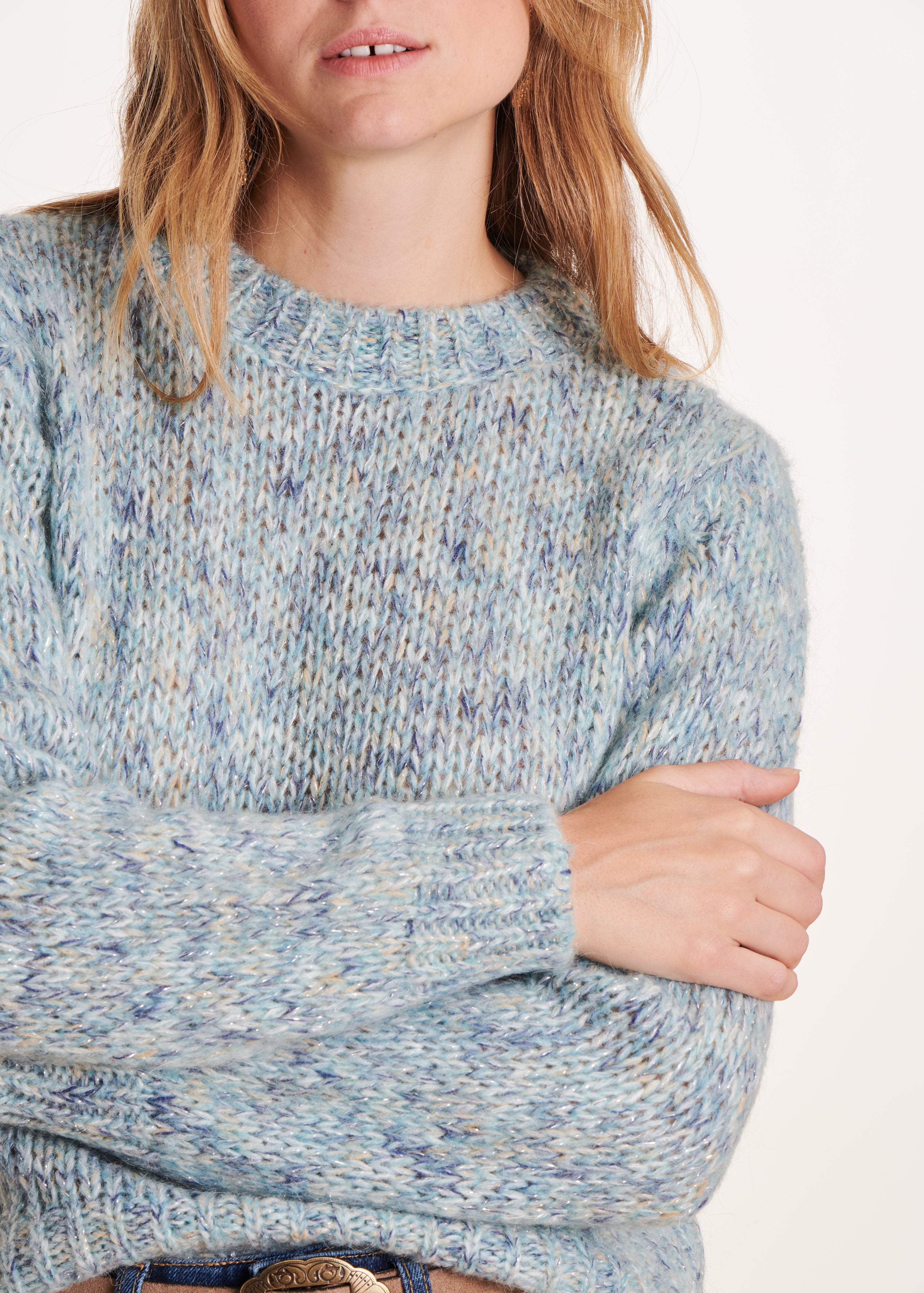 Himmelblauer Strickpullover in schillerndem Heidekraut