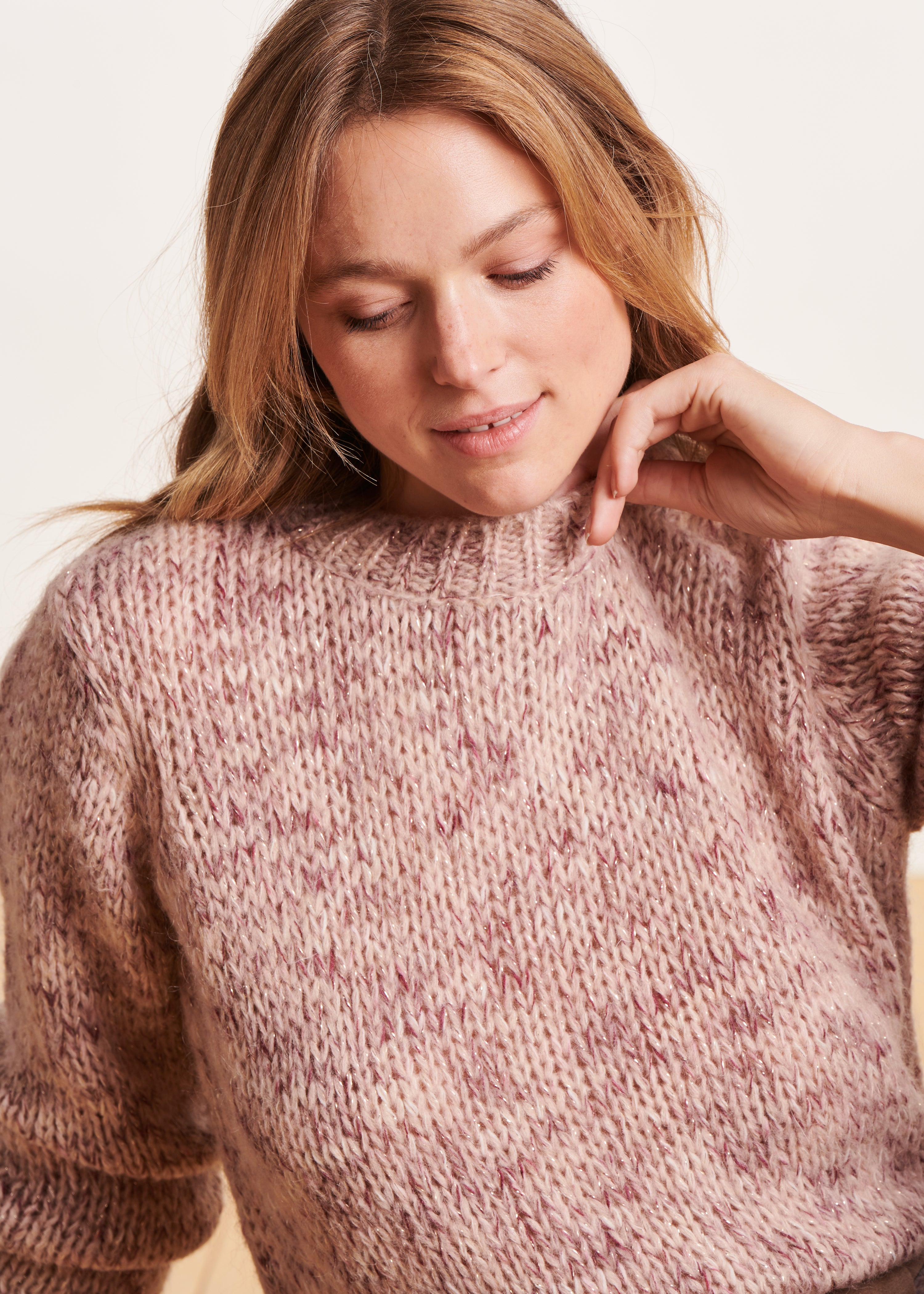 Pull rose pâle maille chinée irisée