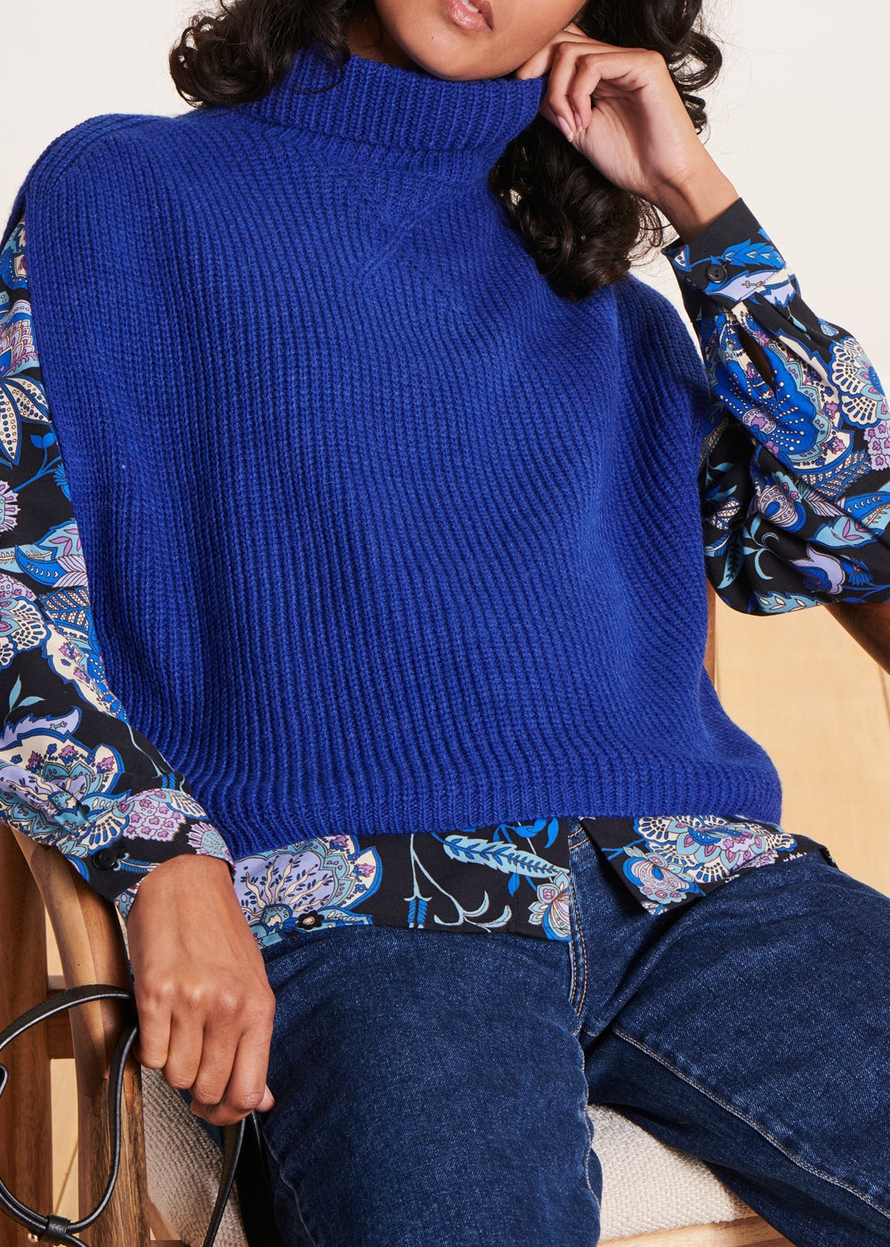Maglia dolcevita blu senza maniche