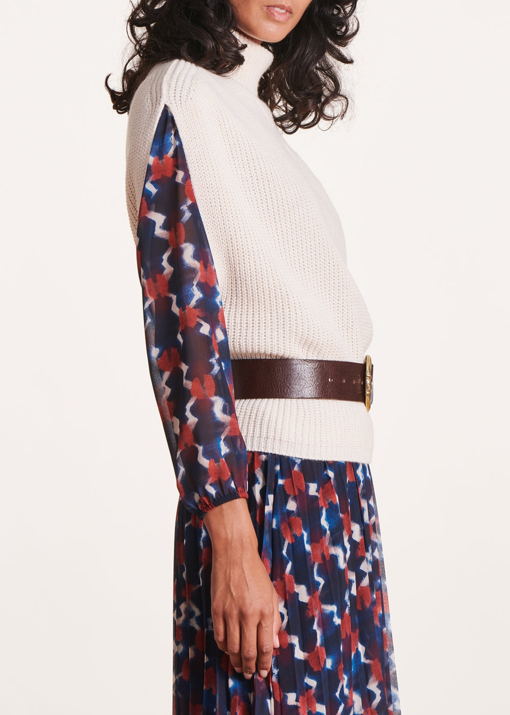 Rohweißer, ärmelloser Pullover mit Rollkragen
