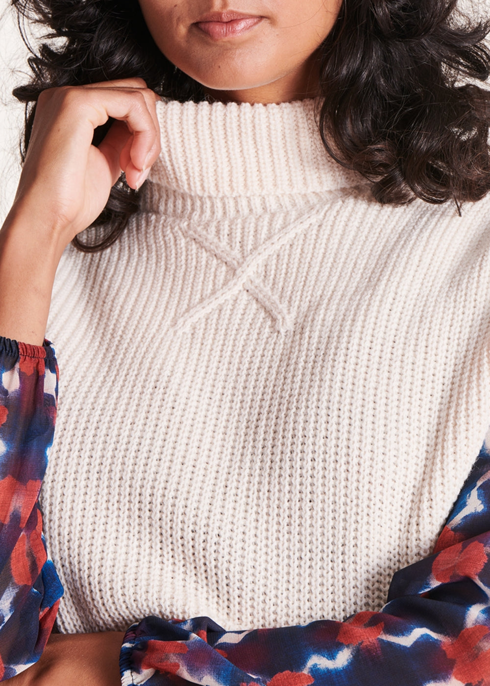 Rohweißer, ärmelloser Pullover mit Rollkragen