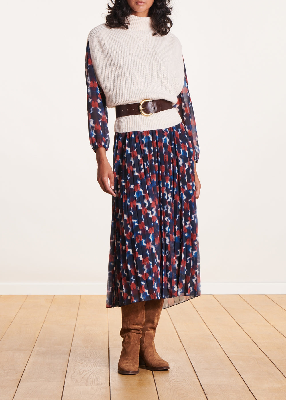 Rohweißer, ärmelloser Pullover mit Rollkragen